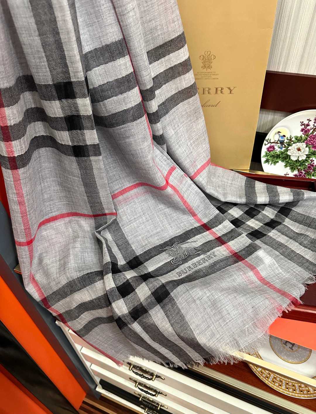 2011 爆款巴宝莉 🧣万众瞩目战马绣标经典版到货🎆最优质的年轻设计师推出的最新概念👓搭配调色纱染再色织🎉交织在一起形成