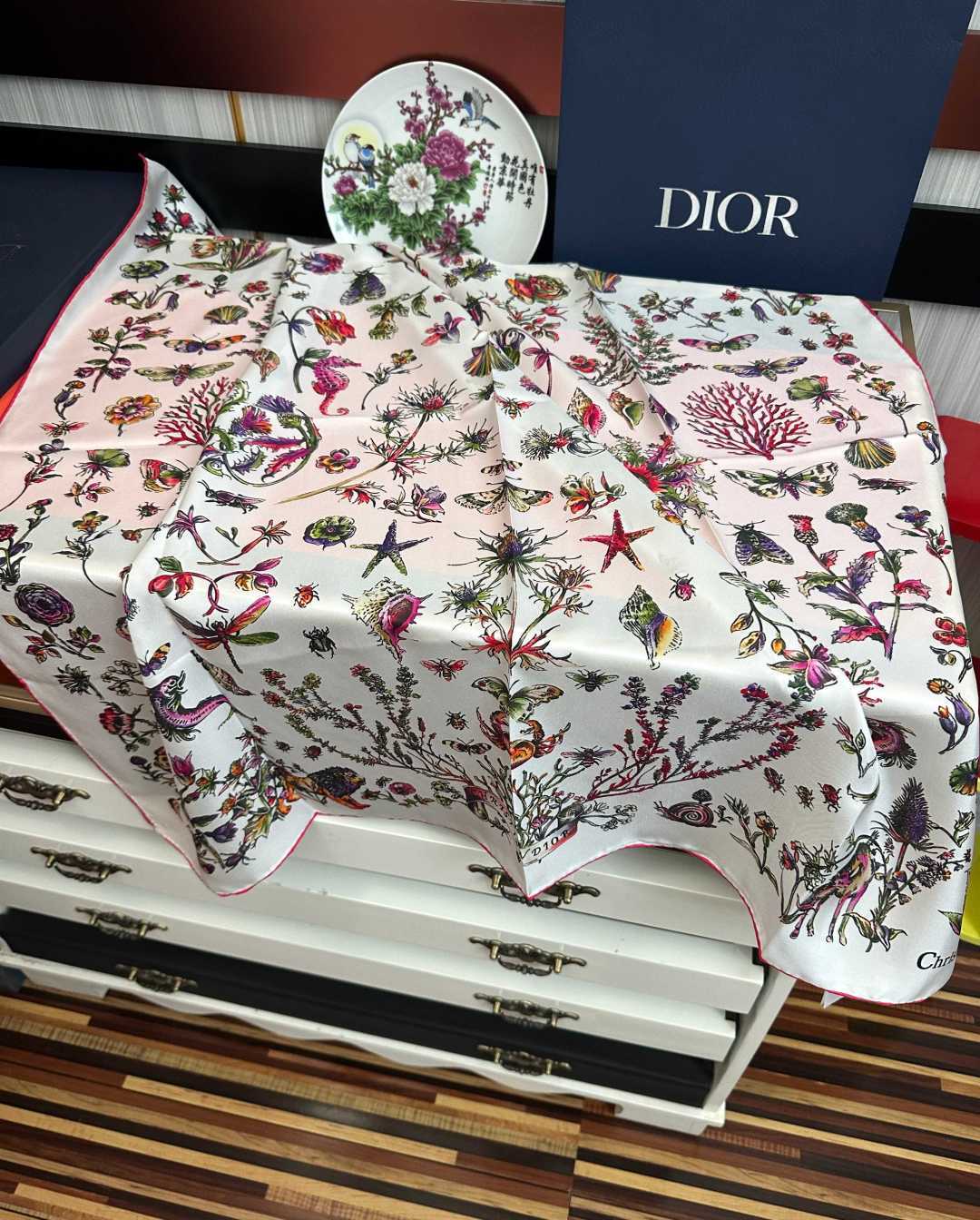上新Dior 最新款官网同步Camo PaPillon 图案印花[庆祝]以优雅而诗意的设计全新演绎蝴蝶主题[玫瑰]采用白