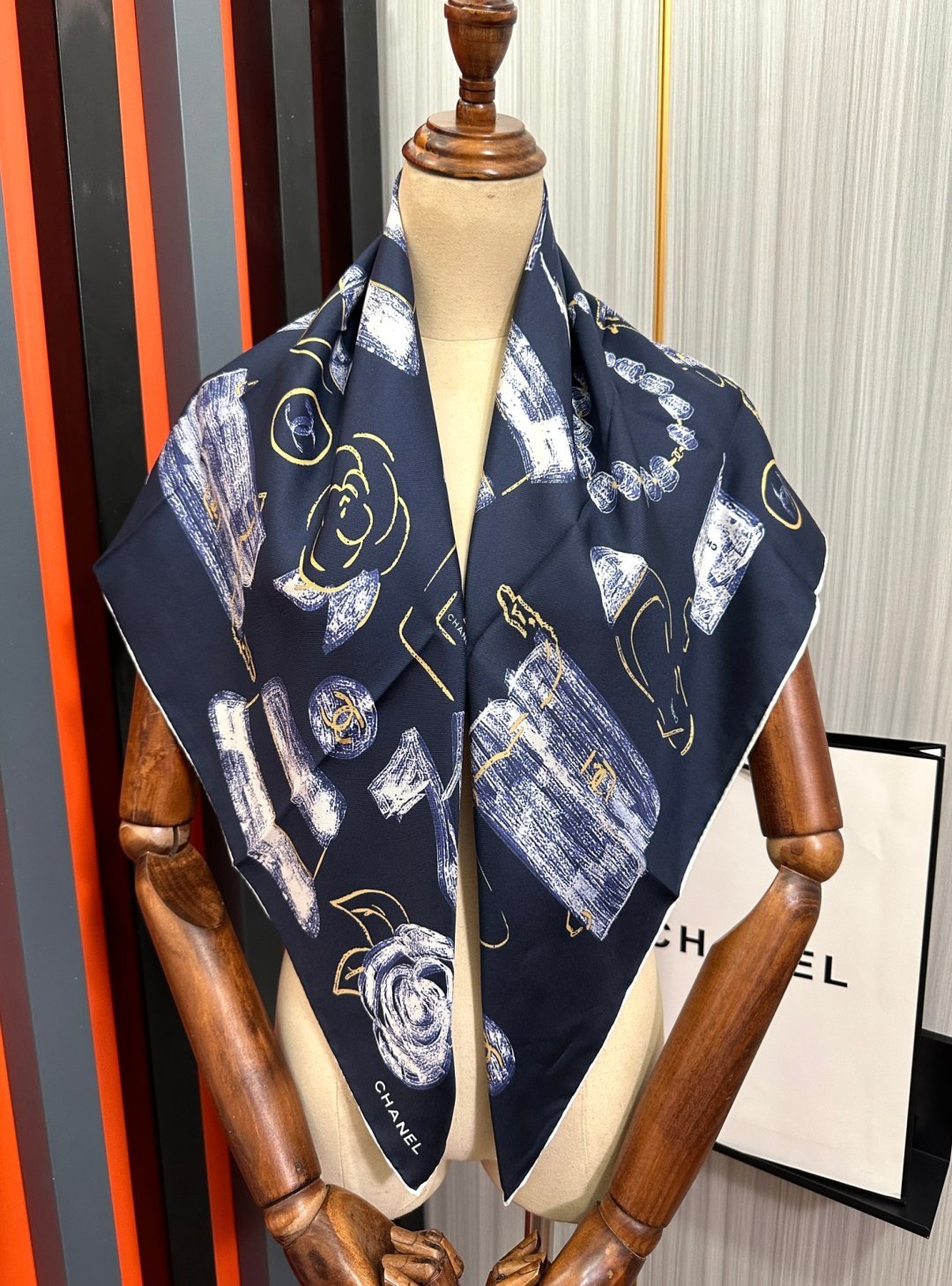 新品 小香🌟太美了[庆祝]四季都可以用‼️真心美的让人非常非常心动 上身效果简直美翻了 品质非常完美👍‼️ 整个围巾给人