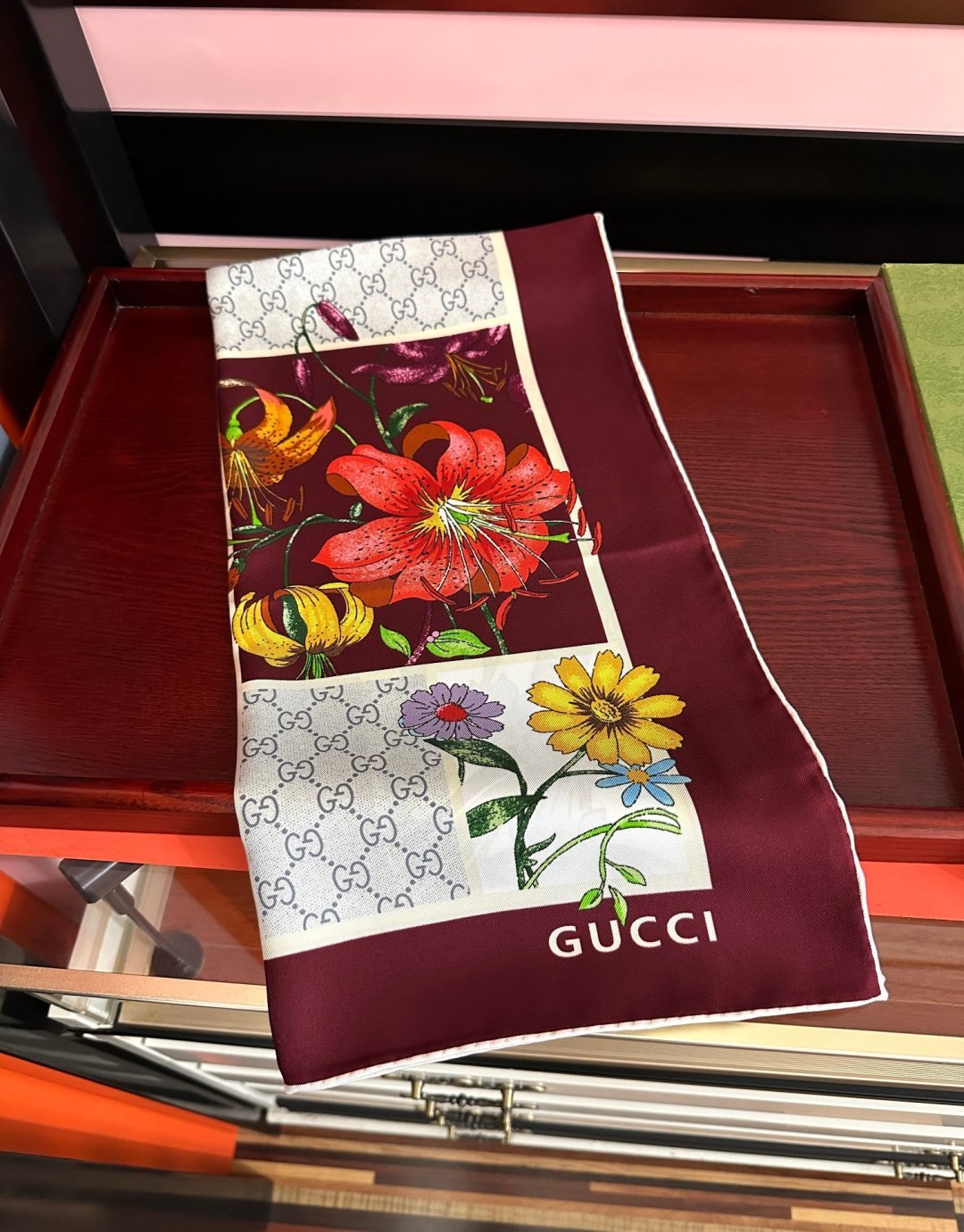 新款Gucci 2026印花双面同色桑品牌桑蚕丝配饰系列秉承经典[强]以华贵材质、精湛工艺与清新色调焕新演绎GG、织带、