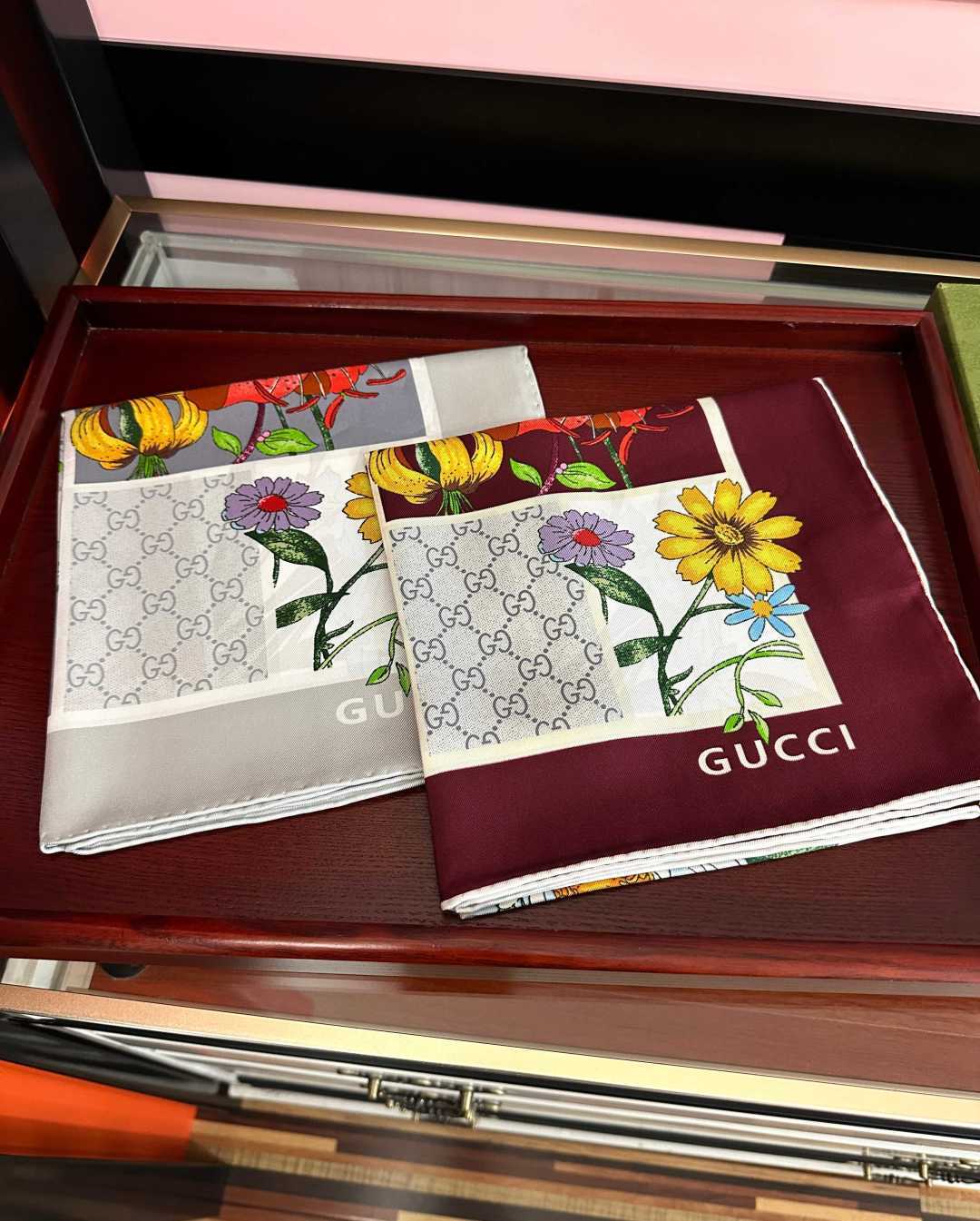 新款Gucci 2026印花双面同色桑品牌桑蚕丝配饰系列秉承经典[强]以华贵材质、精湛工艺与清新色调焕新演绎GG、织带、