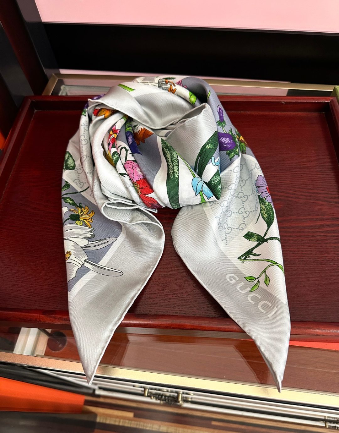 新款Gucci 2026印花双面同色桑品牌桑蚕丝配饰系列秉承经典[强]以华贵材质、精湛工艺与清新色调焕新演绎GG、织带、