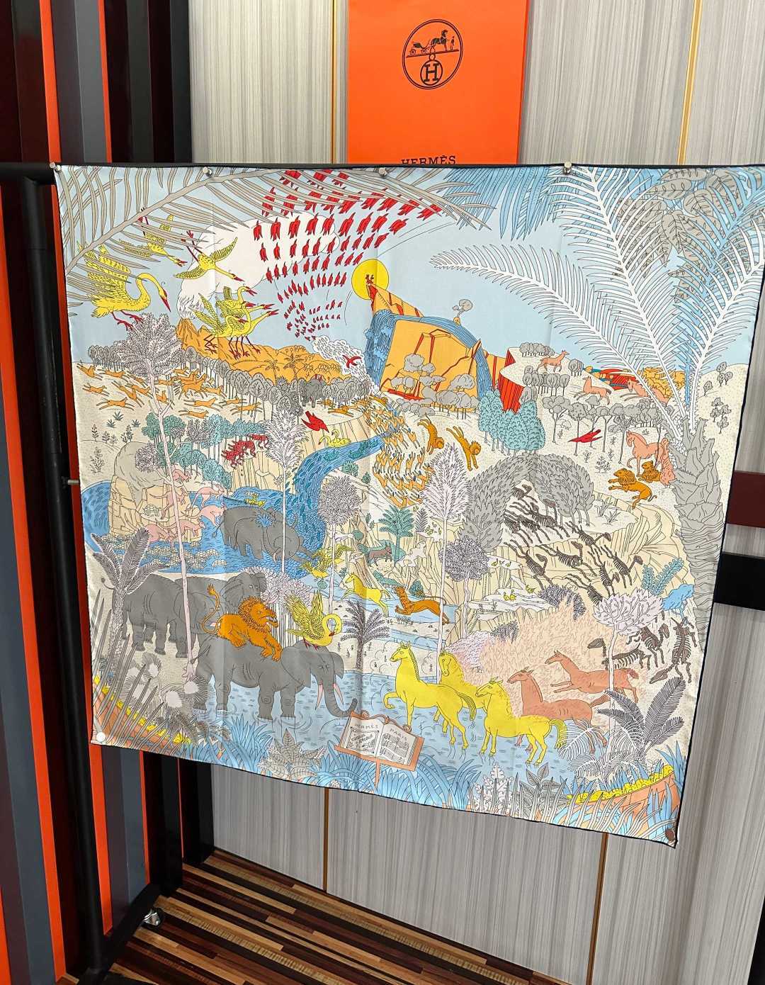 上新2026 。HERMES 重磅[庆祝]【大自然动物森林】方巾[嘴唇]精简时髦，品质感很显好[得意]好搭到上瘾的丝巾[