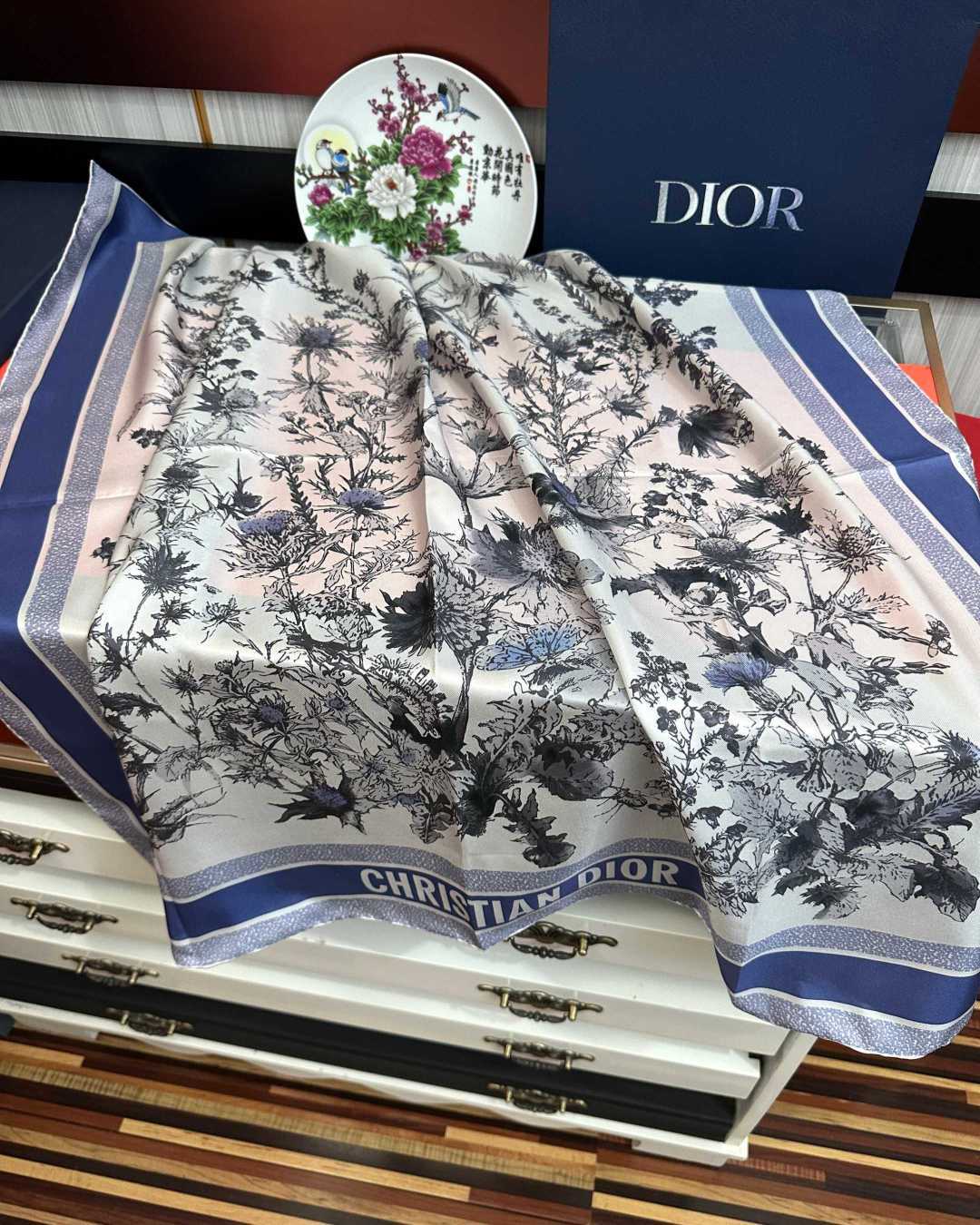 高版本Dior Chardons 图案印花[玫瑰]展示象征着保护、韧性和自由的苏格兰国花[得意]采用白色和蓝色桑蚕丝斜纹