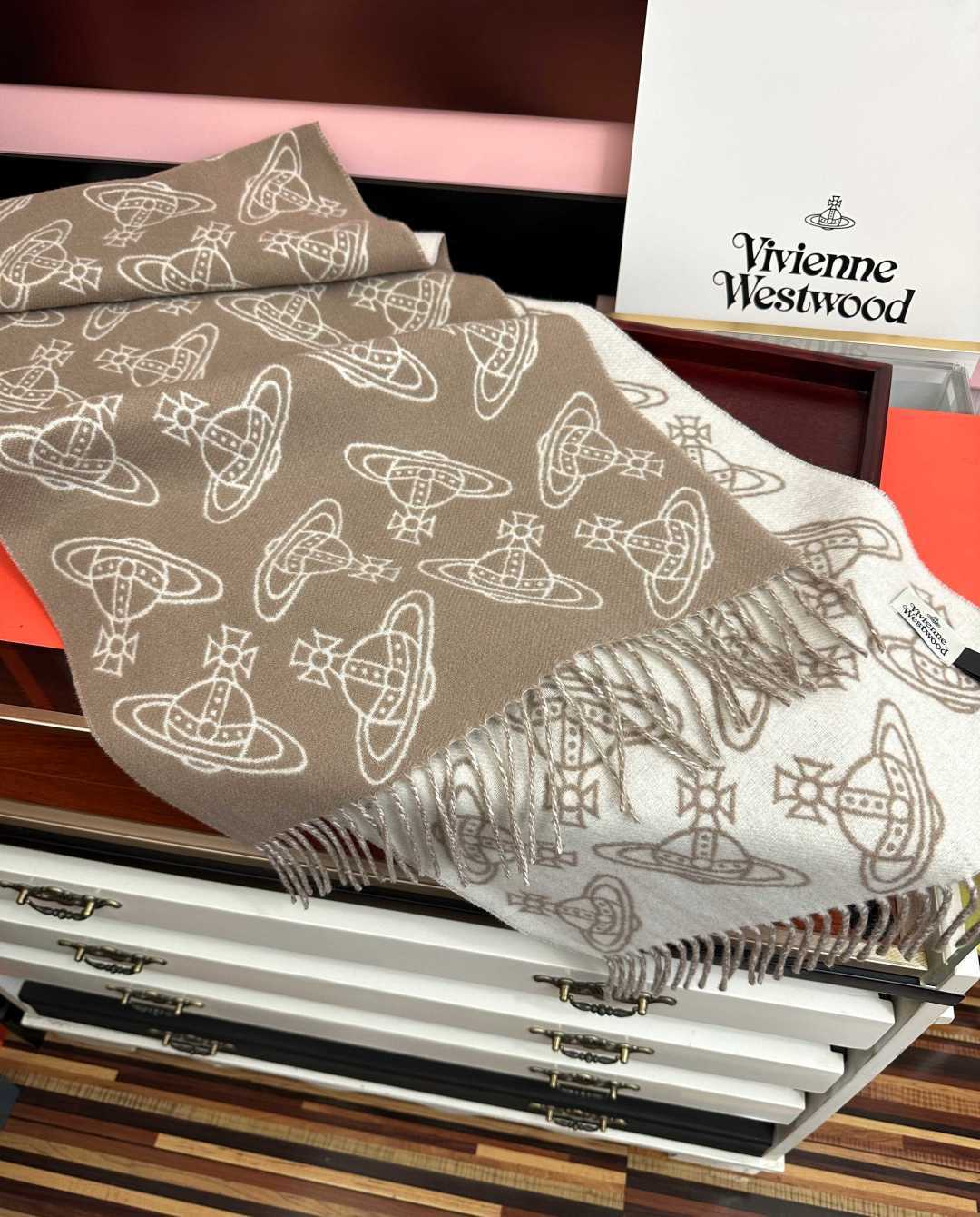 🔥新款“西太后Vivienne Westwood”最爱的土星从精神上[得意]才是最能代表英国人的时尚品牌.本季强推的一款