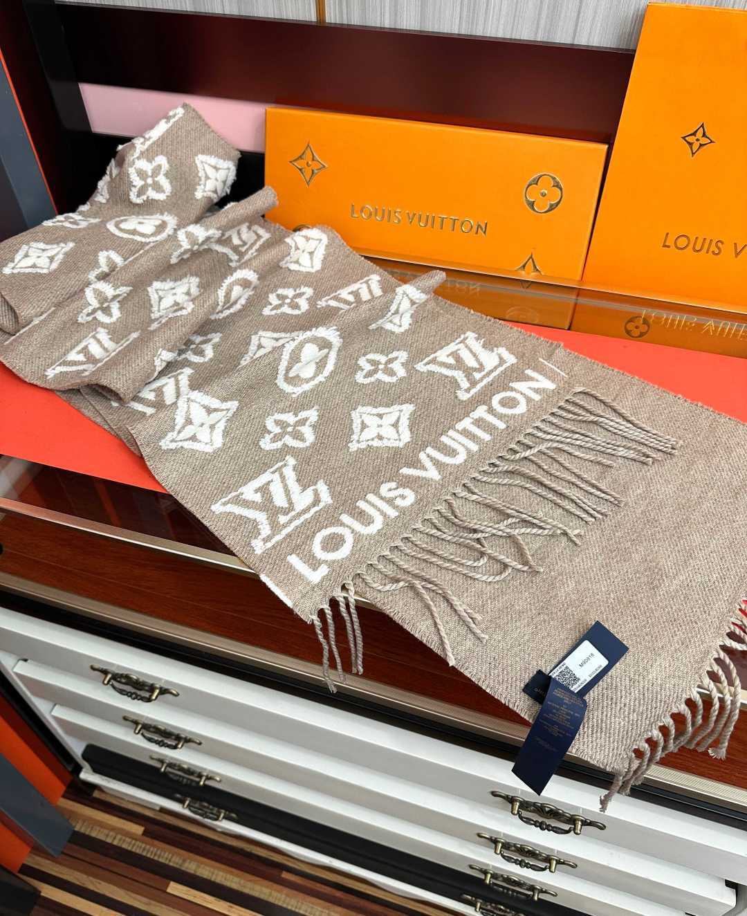 🔥爆款L家 最新款3D 围巾为柔软毛绒混纺织入 Monogram 图案[得意]再以撞色羊毛皮演绎瞩目 3D 效果[庆祝]