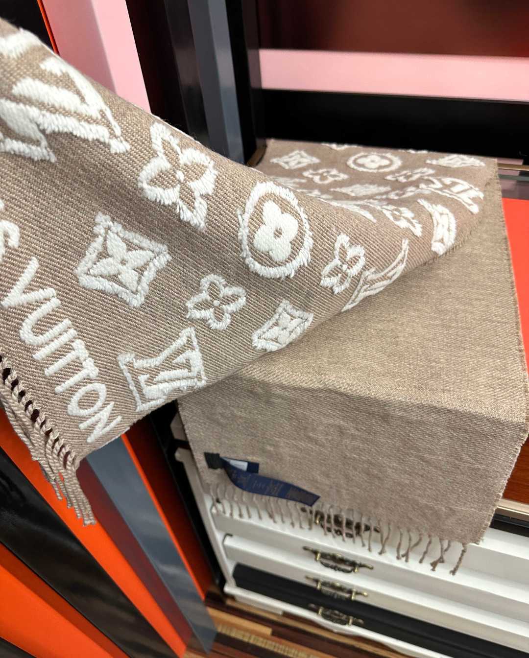 🔥爆款L家 最新款3D 围巾为柔软毛绒混纺织入 Monogram 图案[得意]再以撞色羊毛皮演绎瞩目 3D 效果[庆祝]
