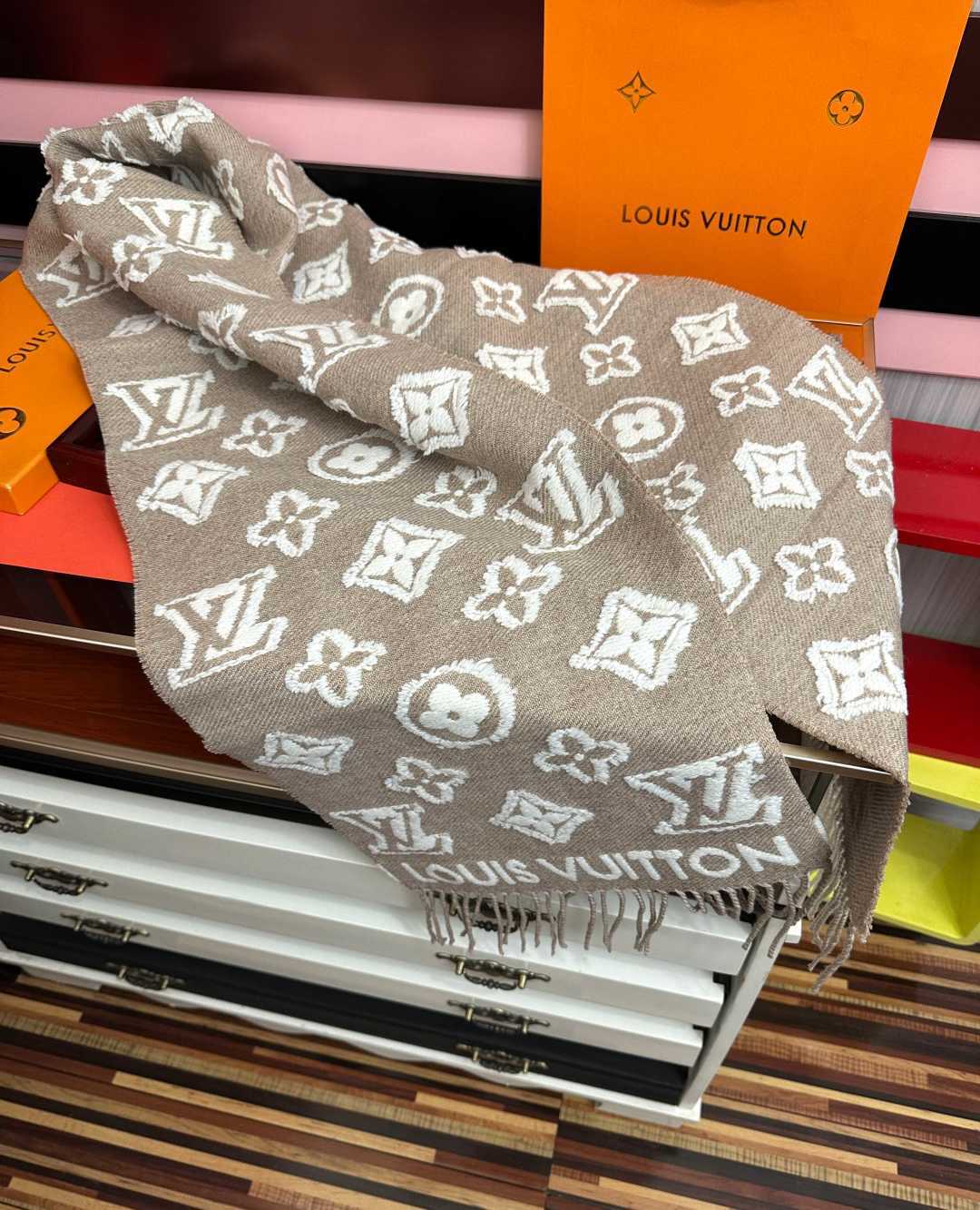 🔥爆款L家 最新款3D 围巾为柔软毛绒混纺织入 Monogram 图案[得意]再以撞色羊毛皮演绎瞩目 3D 效果[庆祝]