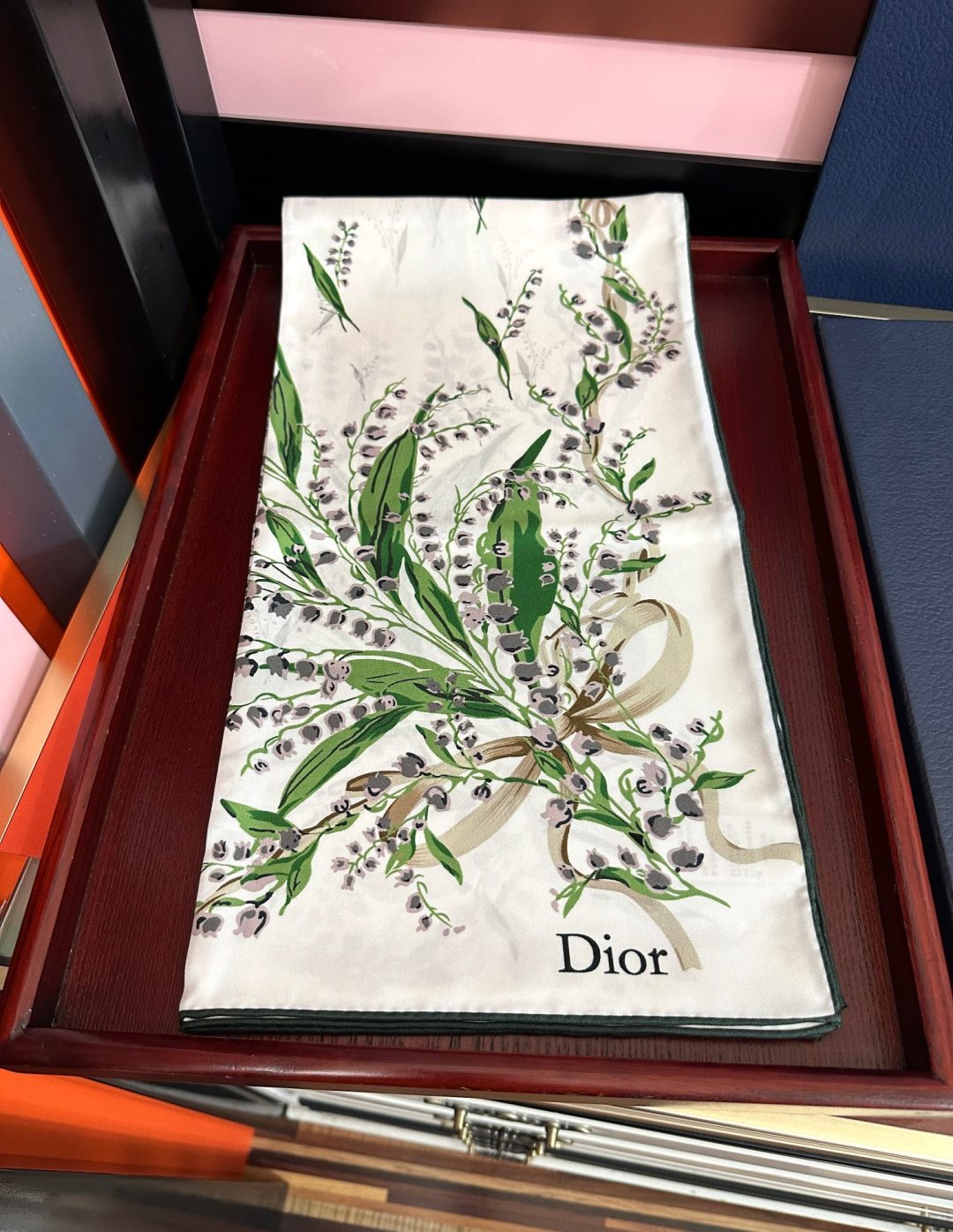 🔥新款 2026高版本Dior最这款方巾饰以 Christian 印花[嘴唇]点缀以充满诗情画意的 设计符号和 先生钟爱