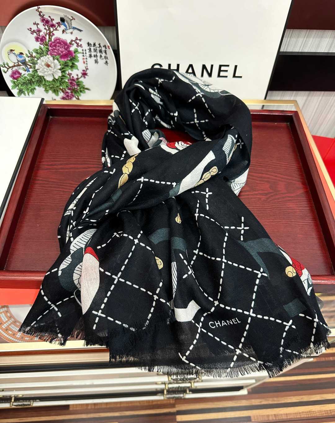 🔥上新 小香2026最新款、太美到心动😘【花朵🌼双c羊绒长巾】实物真心美 🎀披肩配以印花💓无论设计喷绘都是非常到位☀️细