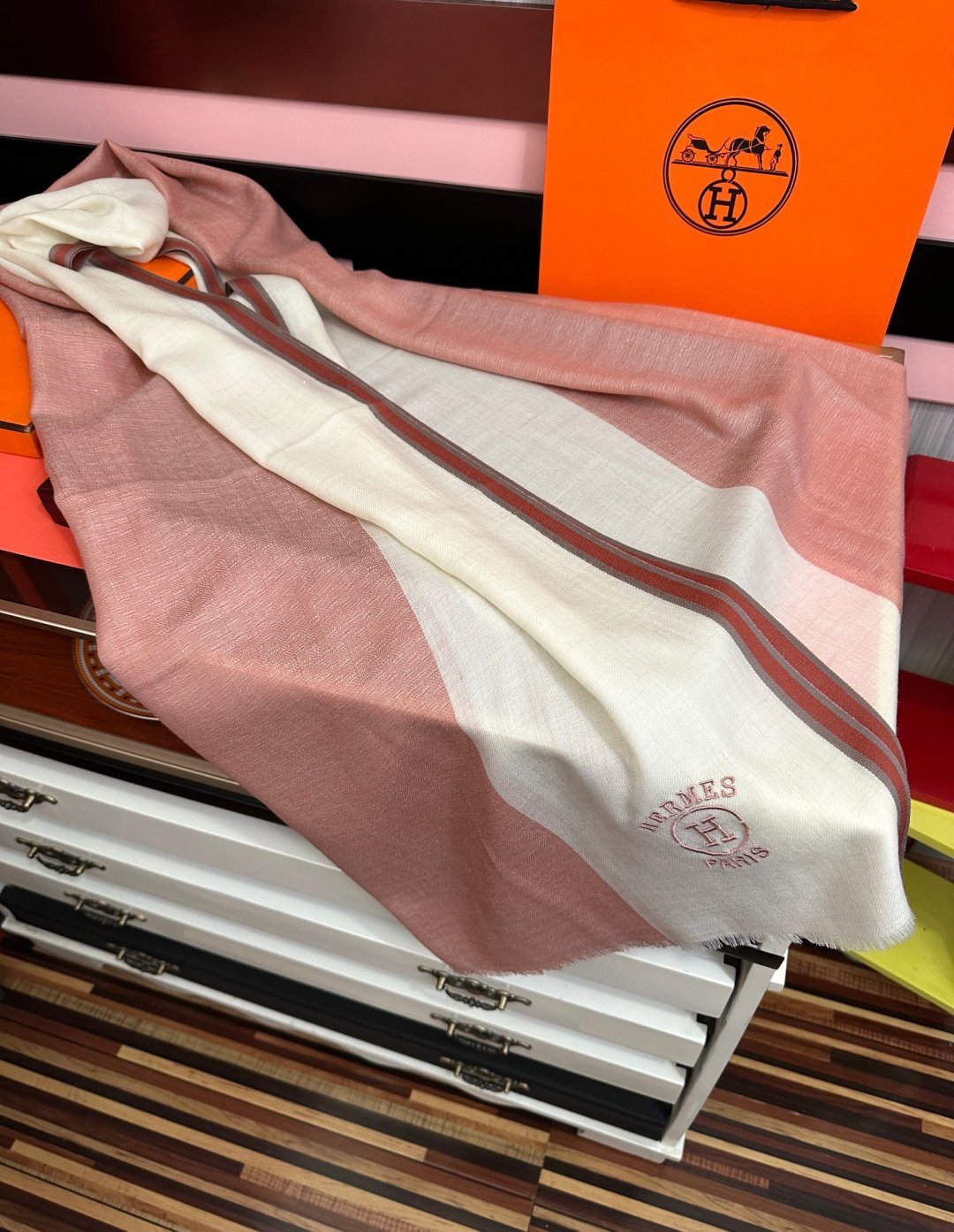 新款爱马士🧣太美了[庆祝]万众瞩目经典版到货🎆最优质的年轻设计师推出的最新概念👓搭配调色纱染再色织🎉交织在一起形成新款格