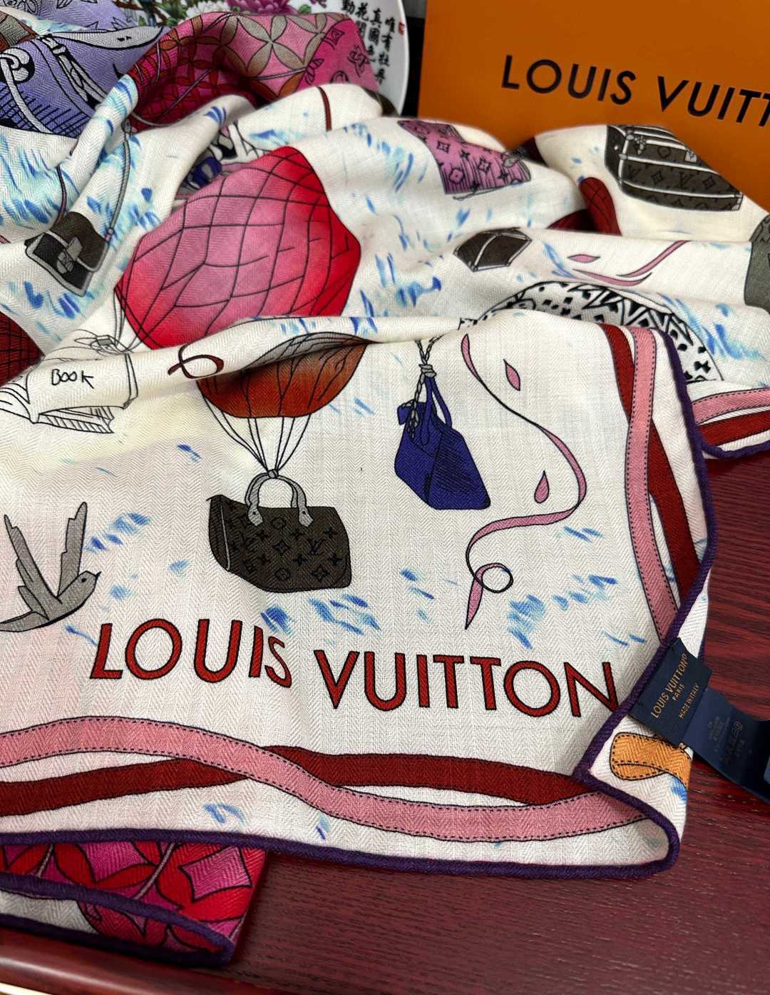上新❤️LV  2026【双面同色热气球🎈】经典优雅[礼物]~气质到骨子里[色]新一季的面料超高级，真心超级柔软，丝丝顺