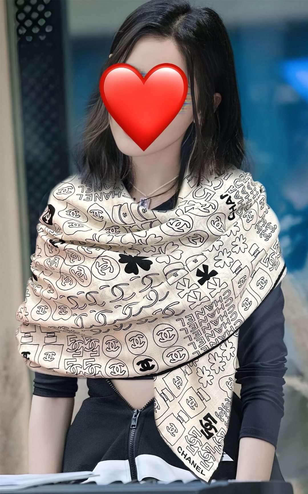 NO:946001,New Chanel 2026 [Double-sided same color] Classic Camellia Elegant Coco style [Gift] ~ Temperament to the core [Color] The new season fabrics of Chanel are super high-end, really super soft, silky smooth [Sun] Strong toughness and not easy to be snagged! This year's new series ~ I'm really impressed by the design. [Strong] A small fragrant silk scarf [Color] gives you the best match [Lip] The upper body effect is simply elegant and temperamental [Gift] Very smart. Layered and elegant texture. [Celebration] Fragrant powder must be used [Hair] Upper body effect Needless to say, it is really beautiful (it will look better when paired with clothes, shoes and bags) [Beer] The real thing is definitely more beautiful [Strong] Classic black and white [Sun] Size 140x140, material 30 silk cashmere high version scarf, high version scarf, chanel, real silk19860909上新香奈儿2026【双面同色】经典茶花优雅Coco风[礼物]~气质到骨子里[色]香奶奶新一季的面料超高级,真心超级柔软,丝丝顺滑[太阳]韧性很强 不容易被轻易勾丝！今年新出的系列~真的被这样的设计美到[强]一条小香的丝巾[色]给你最好的搭配[嘴唇]上身效果简直优雅气质到不行[礼物]非常灵动.层次优雅质感.[庆祝]香粉必入[發]上身效果真的不用多说的美(搭配服饰鞋包更有感觉)[啤酒]实物绝对更美[强]经典黑白色[太阳]尺寸140x140、材质30真丝丝羊绒高版本围巾,高版本围巾,chanel,real silk,scarf