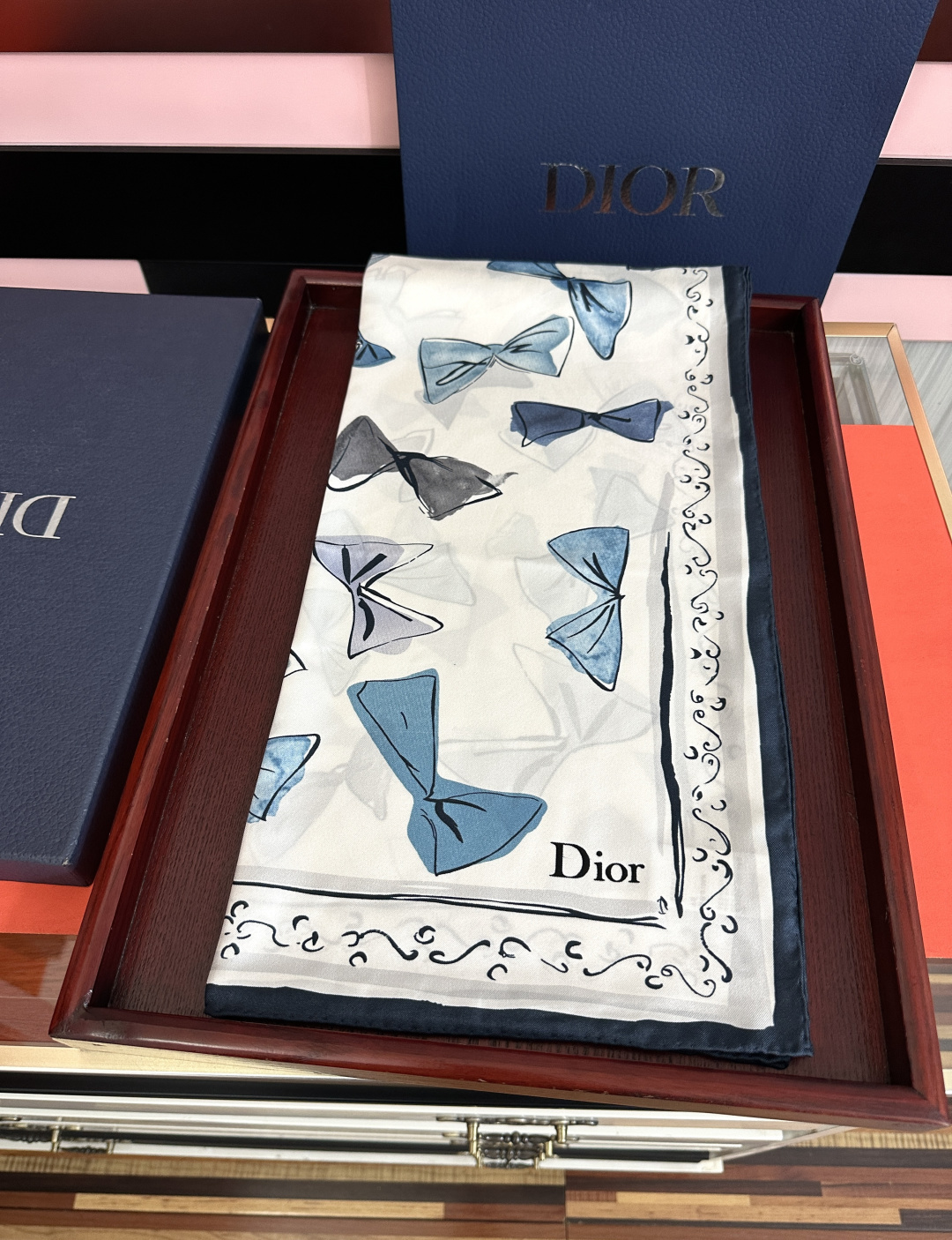 新款 高版本Dior ZG同步 这款方巾饰以 Christian 印花[嘴唇]点缀以充满诗情画意的 设计符号和 先生钟爱