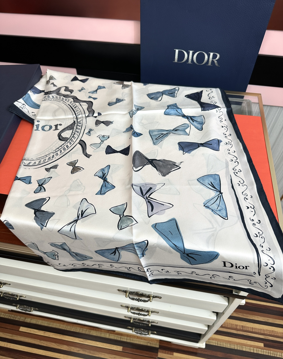 新款 高版本Dior ZG同步 这款方巾饰以 Christian 印花[嘴唇]点缀以充满诗情画意的 设计符号和 先生钟爱