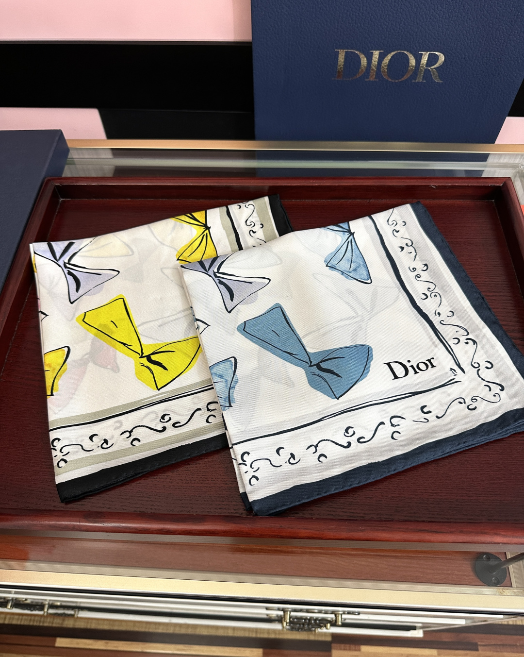 新款 高版本Dior ZG同步 这款方巾饰以 Christian 印花[嘴唇]点缀以充满诗情画意的 设计符号和 先生钟爱