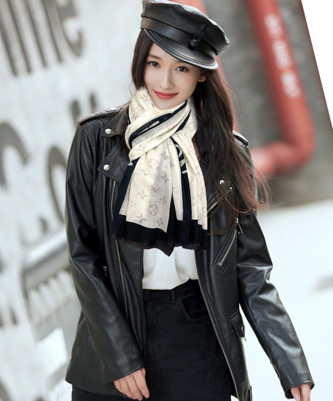 NO:945689,New L home 2026 latest model I really like [double-sided ring velvet long scarf] is really beautiful in kind. The shawl is equipped with printing, no matter the design and printing, the details are very good. It can be seen that the whole scarf gives people an aura and is very delicate at the same time. High-end VIP recommendation is definitely worth buying. Size 100x200cm, material cashmere high version scarf, high version scarf, louis vuitton, ring, shawls19860909上新 L家 2026 最新款真心赞【双面戒指绒长巾】实物真心美 披肩配以印花无论设计喷绘都是非常到位细节都可见整个围巾给人气场的同时又非常精致高端VIP推荐绝对值得入手尺寸100x200cm,材质羊绒高版本围巾,高版本围巾,louis vuitton,ring,shawls,scarf