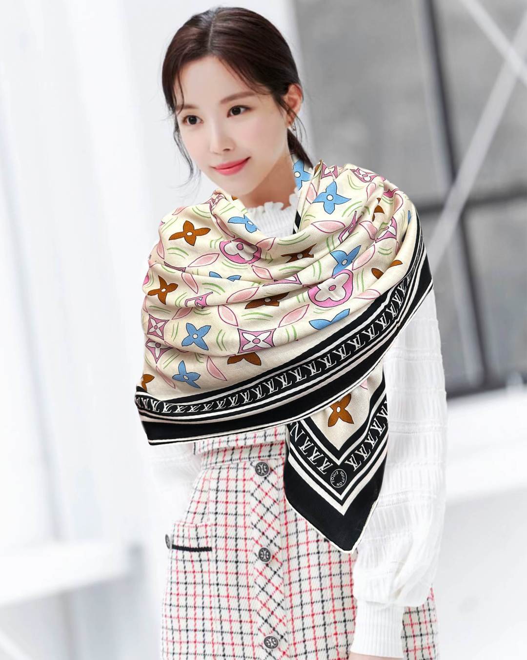 NO:945685,New LV 2026 [Double-sided same color] ZG synchronized classic elegance [Gift] ~ Temperament to the core [Color] The fabrics of the new season are super high-end, really super soft, silky smooth [Sun] Strong toughness and not easy to be snagged! This year’s new series ~ I’m really impressed by the design. [Strong] A silk scarf [color] gives you the best match [lips] The upper body effect is simply elegant and elegant [gift] very smart. Layered and elegant texture. [Celebration] Fragrance powder is a must-have [hair] Needless to say, the upper body effect is really beautiful (it feels better when paired with clothing, shoes and bags) [Beer] The real thing is definitely more beautiful [Strong] [Sun] Size 140x140, material 30 silk cashmere, 2-color high version scarf, high version scarf, louis vuitton, real silk19860909新款LV 2026【双面同色】ZG同步经典优雅[礼物]~气质到骨子里[色]新一季的面料超高级,真心超级柔软,丝丝顺滑[太阳]韧性很强 不容易被轻易勾丝！今年新出的系列~真的被这样的设计美到[强]一条的丝巾[色]给你最好的搭配[嘴唇]上身效果简直优雅气质到不行[礼物]非常灵动.层次优雅质感.[庆祝]香粉必入[發]上身效果真的不用多说的美(搭配服饰鞋包更有感觉)[啤酒]实物绝对更美[强][太阳]尺寸140x140、材质30真丝丝羊绒,2色高版本围巾,高版本围巾,louis vuitton,real silk,scarf