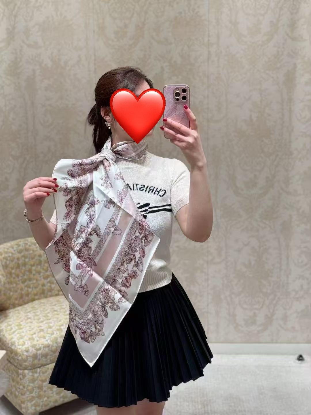 NO:945733,New Dior 2026 latest official website synchronization Camo Papillon pattern print [Celebrate] A new interpretation of the butterfly theme with an elegant and poetic design [Rose] Carefully crafted with white and pale pink mulberry silk twill fabric [呲呲] Hand-rolled edges [Deyi] The contrasting light pink jacquard strip pattern is embellished with butterflies and Christian Dior logo to enhance the style [Happy] Can be tied around the neck or used as a headscarf [Celebrate] Dior classic look.  Size: 90x90, material silk, 2 colors high version scarf, high version scarf, dior, real silk19860909新款 Dior 2026最新款官网同步Camo Papillon 图案印花[庆祝]以优雅而诗意的设计全新演绎蝴蝶主题[玫瑰]采用白色和淡粉色桑蚕丝斜纹面料精心制作[呲牙]手工卷边[得意]对比鲜明的淡粉色提花条形图案点缀以蝴蝶和 Christian Dior 标志提升格调[愉快]可系在颈部或作为头巾使用[庆祝] Dior 经典造型. 尺寸:90x90,材质真丝,2色高版本围巾,高版本围巾,dior,real silk,scarf