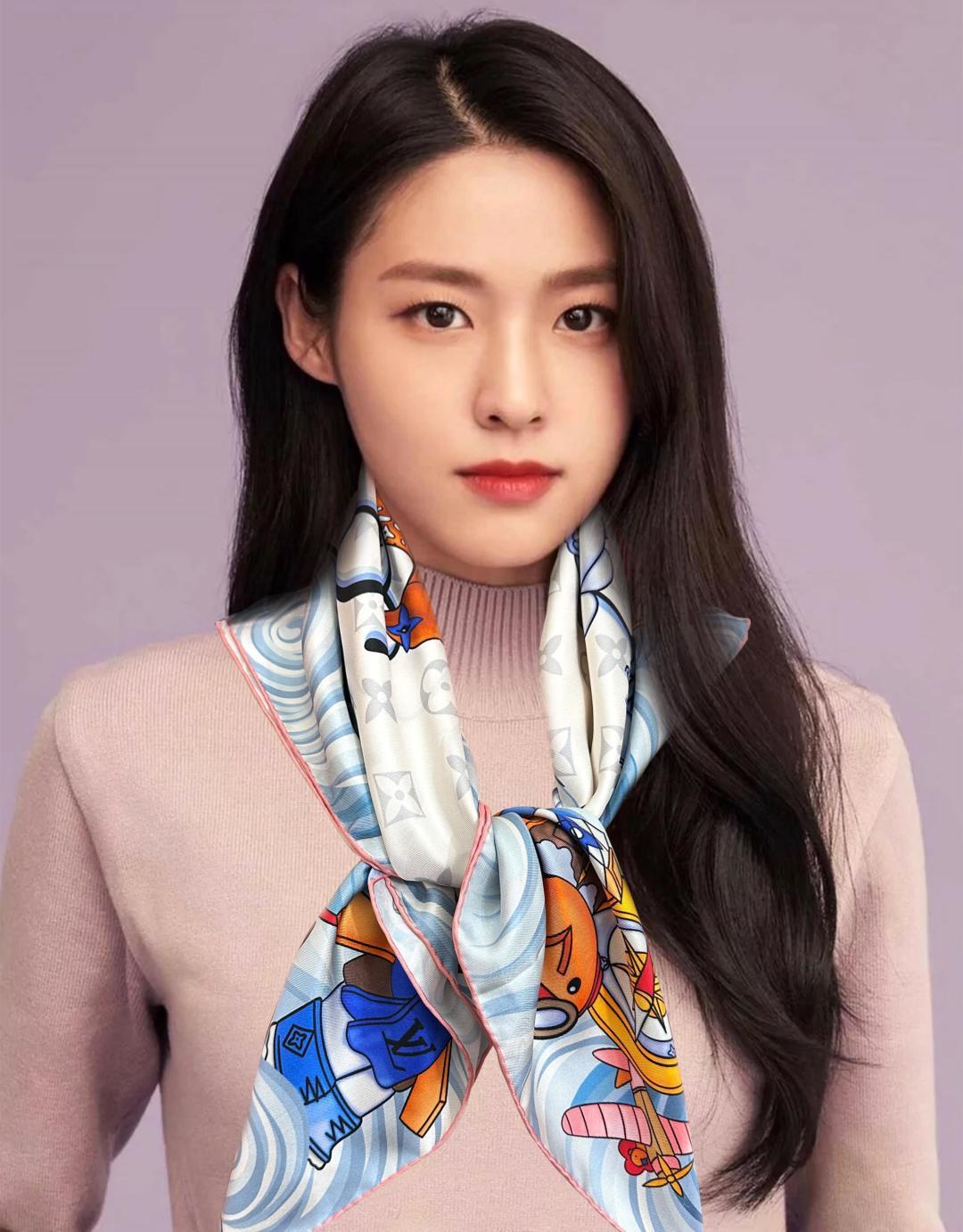 NO:945780,The new LV counters are synchronized with the latest models, 2026 [high-end women love stunners] very few goods. You can use it in all seasons. It is really beautiful and makes people very, very excited. The upper body effect is simply beautiful. The quality is perfect. The whole scarf gives people aura and is very delicate and beautiful. It is definitely a new model worth buying. When you get the real thing, you will be glad that you are a woman. It is worth appreciating the perfect temperament and taste. The preferred size is 90x90. The material is top-quality silk, 2-color high version scarf, high version scarf, louis  vuitton, real silk19860909新款LV专柜同步最新款,2026【高端 大爱女人尤物】货极少 四季都可以用真心美的让人非常非常心动 上身效果简直美翻了 品质非常完美 整个围巾给人气场的同时又非常精致秀丽绝对值得入手的新款 实物一拿到就会庆幸自己是女人的绝美好货 值得品鉴完美气质品味首选尺寸90x90 材质顶级真丝,2色高版本围巾,高版本围巾,louis vuitton,real silk,scarf