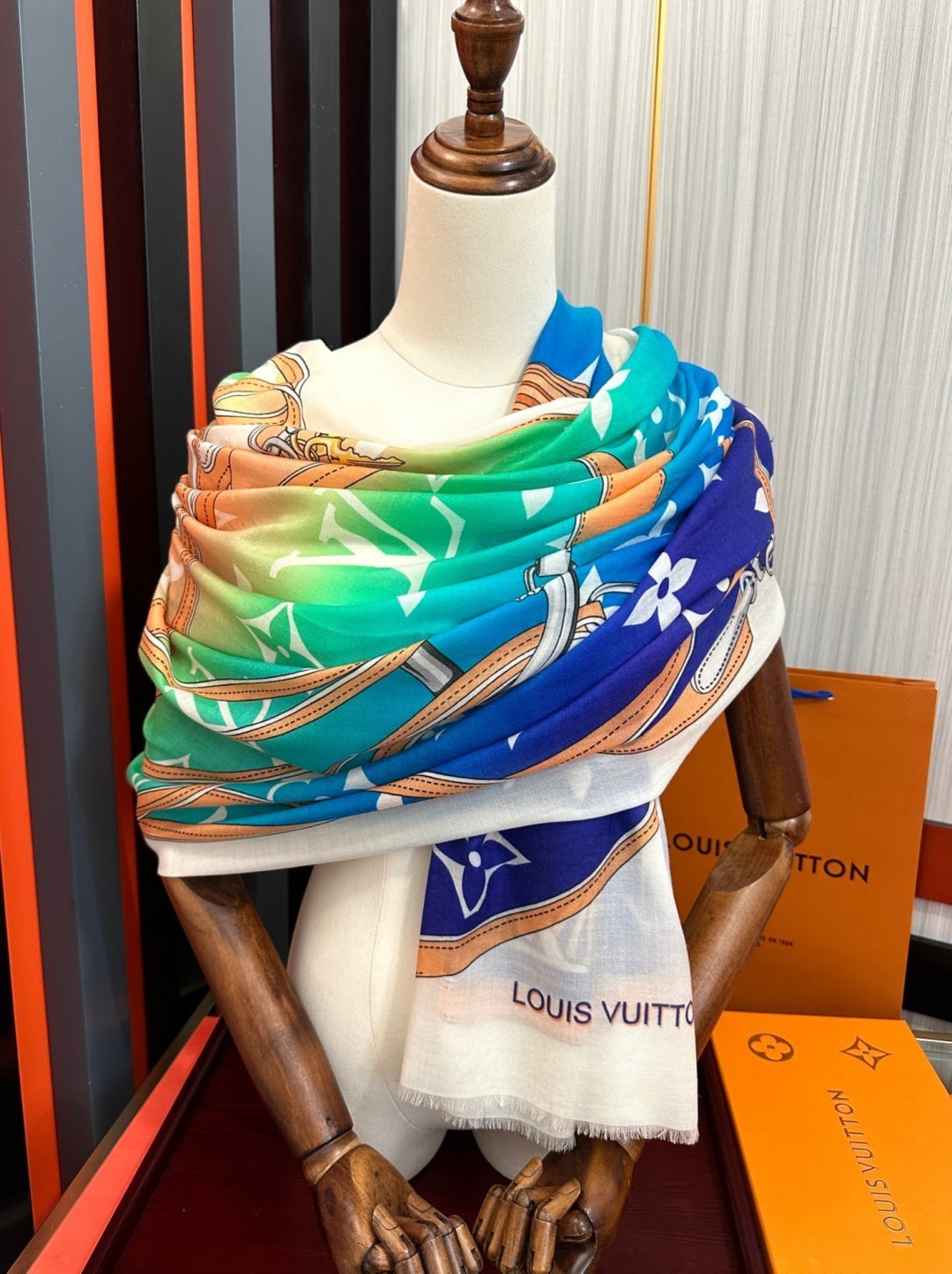 上新L V 2026 最新款‼️顶级设计太美了，真心赞👍【戒指绒长巾】😘💍实物真心美 🎀披肩配以印花💓💃🏻无论设计喷绘都