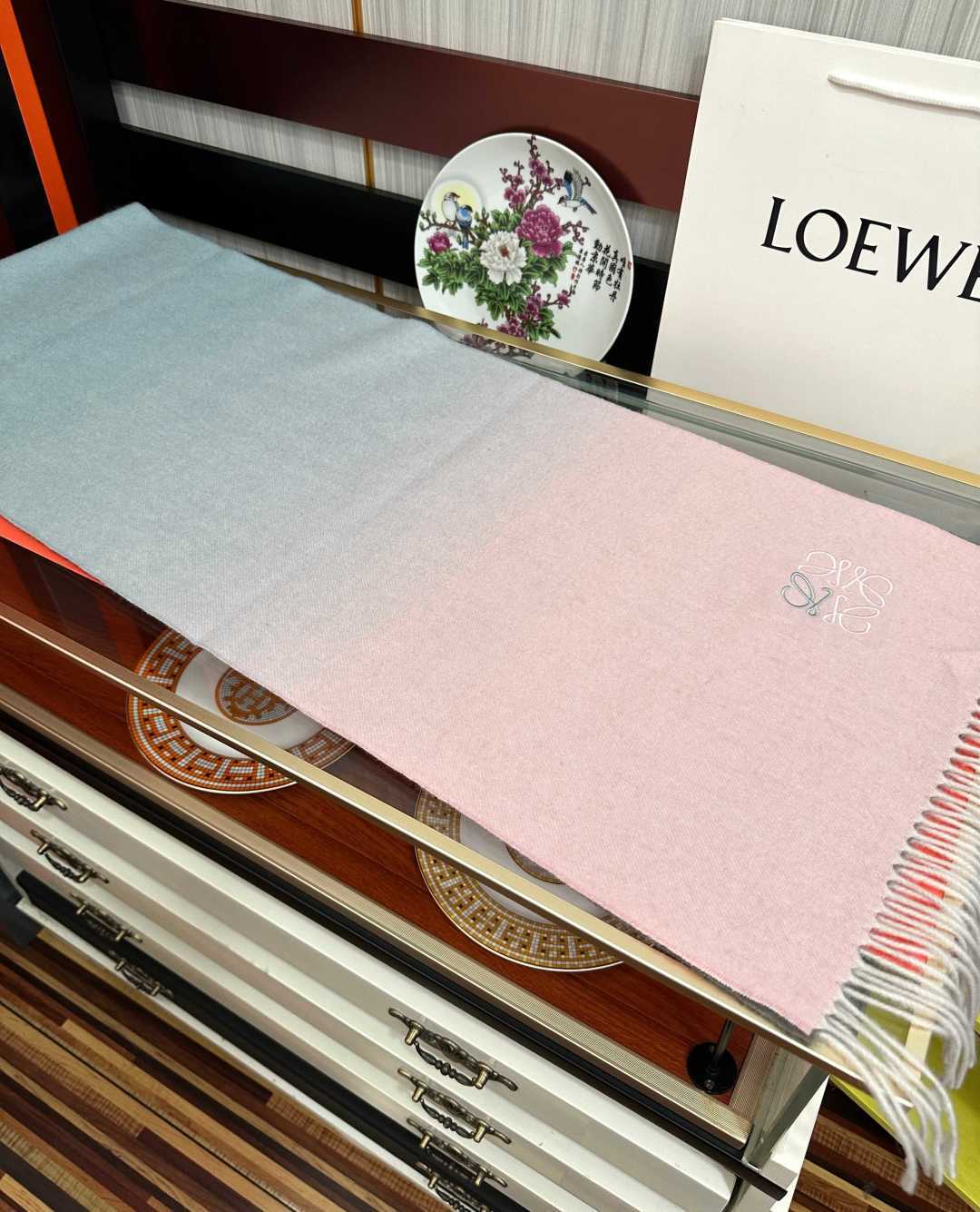 2011新品，太美了，罗意威，采用内蒙古山羊绒，渐变系列，最新款男女通用情侣款👫重磅推荐💥 经典的格子，永不过时。非常保