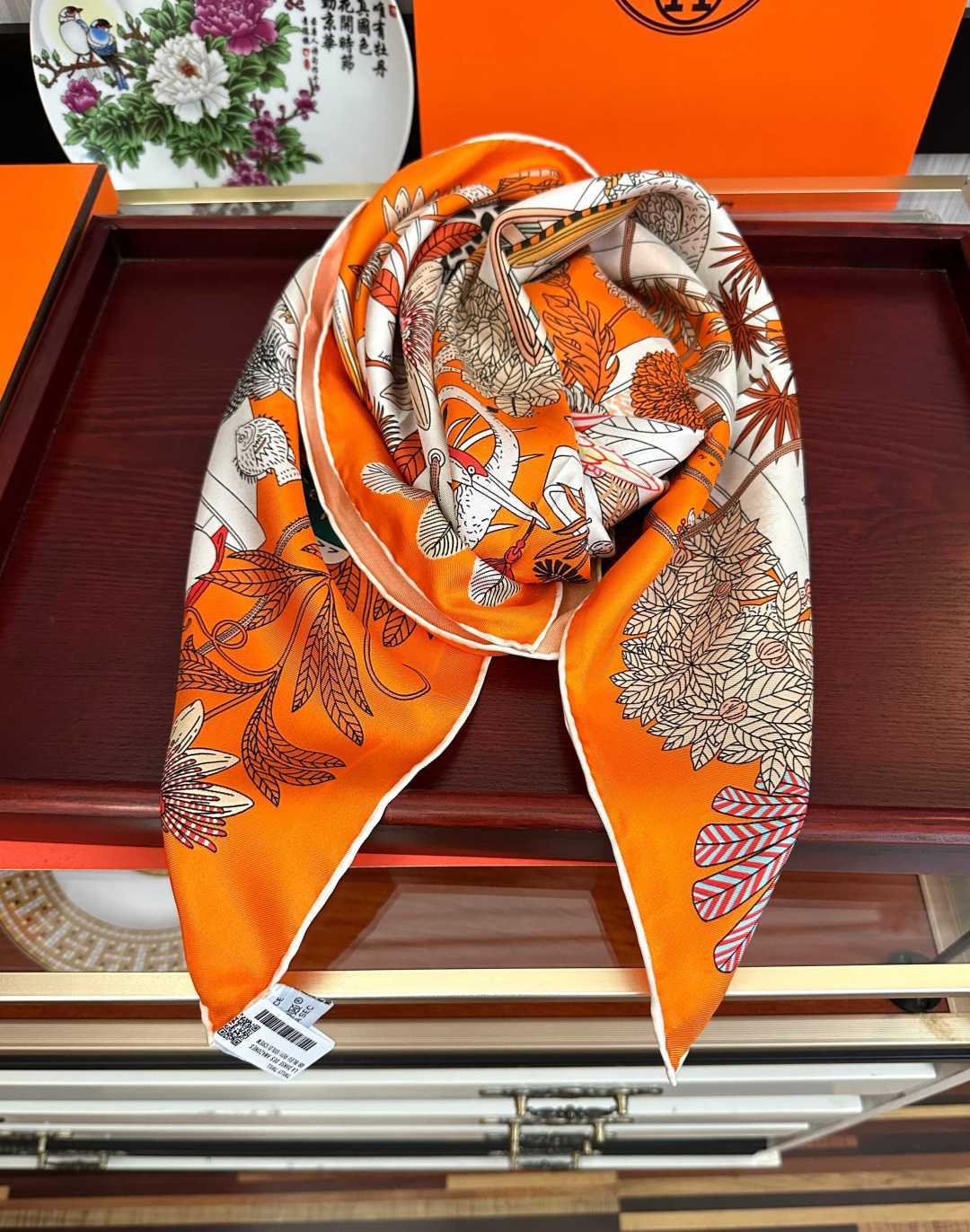 高版本。HERMES 2026【珍奇乐园】[太阳]精致卷边[嘴唇]品质感很显好[得意]好搭到上瘾的丝巾[色]带着不显山不