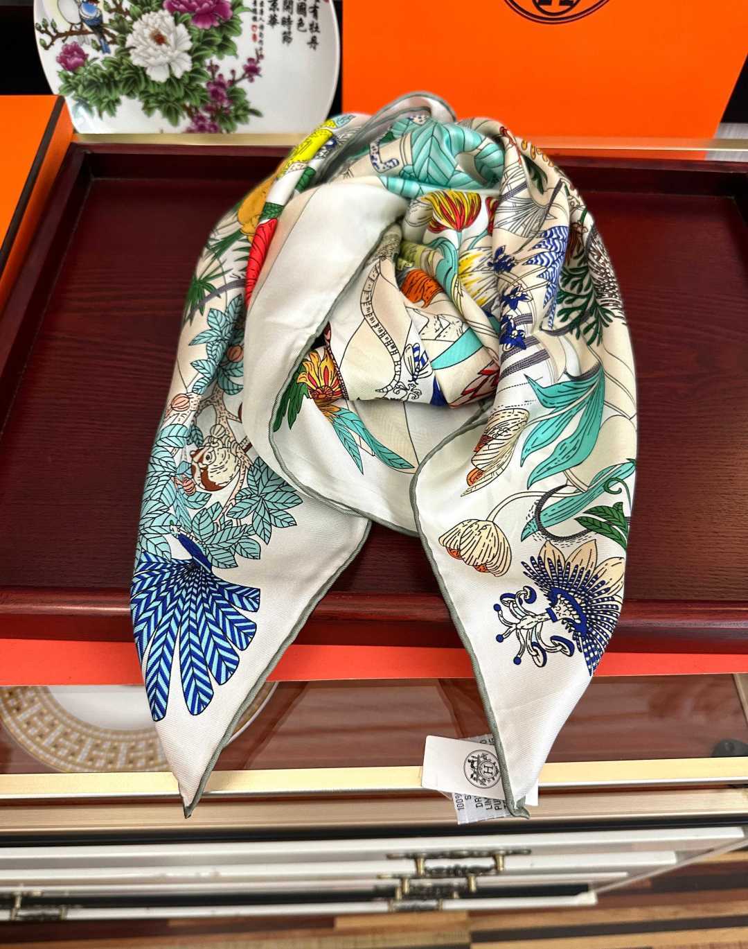 高版本。HERMES 2026【珍奇乐园】[太阳]精致卷边[嘴唇]品质感很显好[得意]好搭到上瘾的丝巾[色]带着不显山不