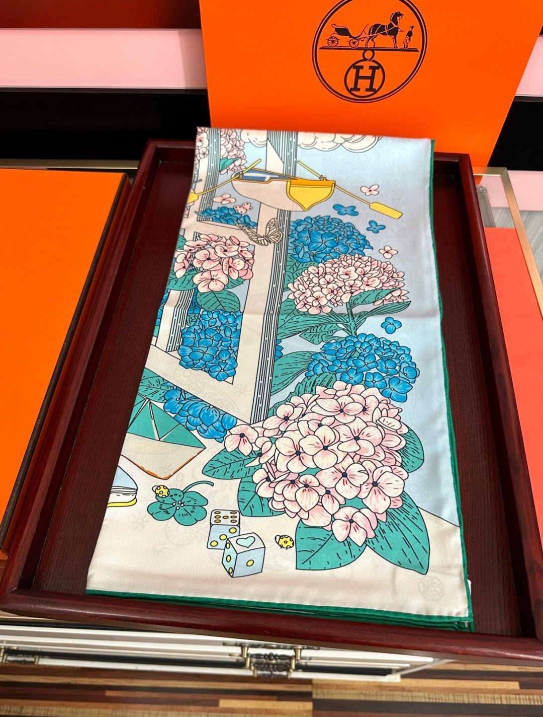 新款。HERMES 2026官网同步 【诗意遨游】[太阳]精致卷边[嘴唇]品质感很显好[得意]好搭到上瘾的丝巾[色]带着