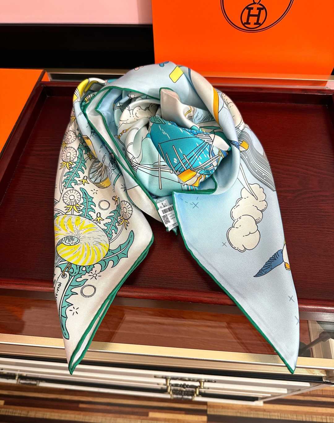 新款。HERMES 2026官网同步 【诗意遨游】[太阳]精致卷边[嘴唇]品质感很显好[得意]好搭到上瘾的丝巾[色]带着