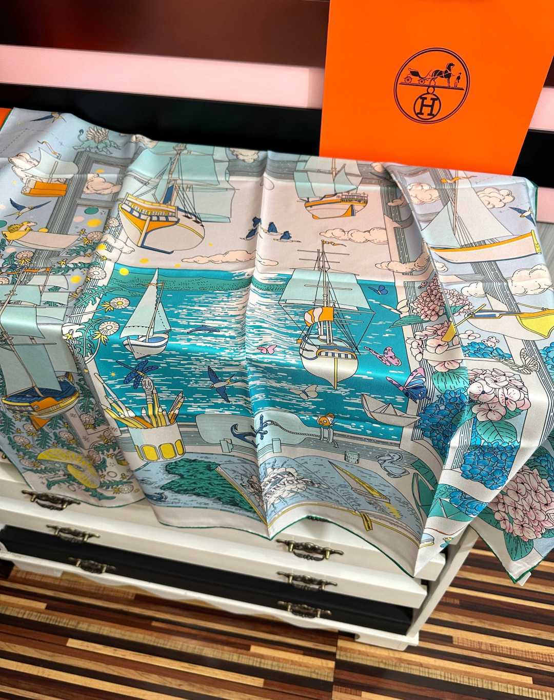 新款。HERMES 2026官网同步 【诗意遨游】[太阳]精致卷边[嘴唇]品质感很显好[得意]好搭到上瘾的丝巾[色]带着