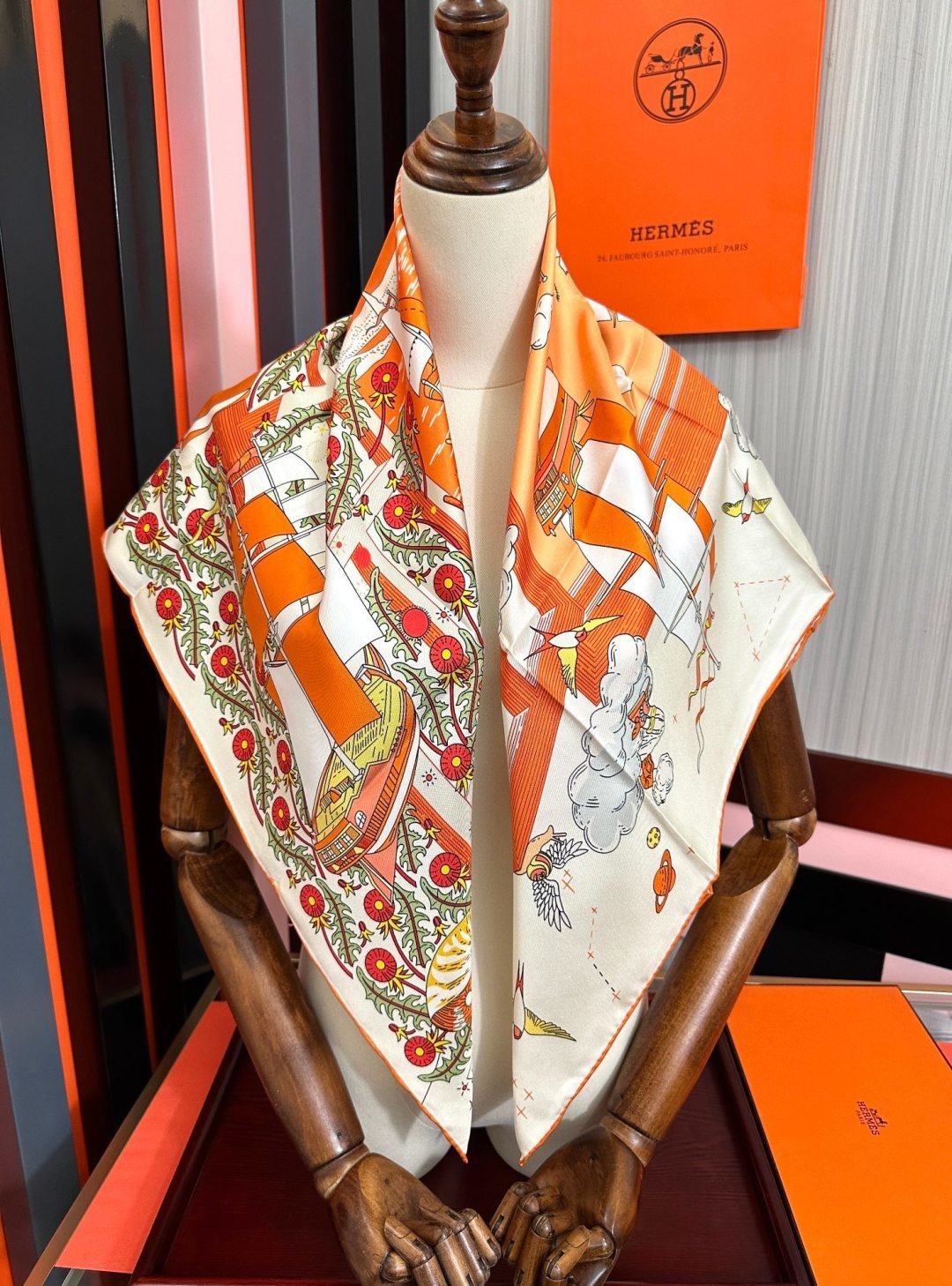 新款。HERMES 2026官网同步 【诗意遨游】[太阳]精致卷边[嘴唇]品质感很显好[得意]好搭到上瘾的丝巾[色]带着