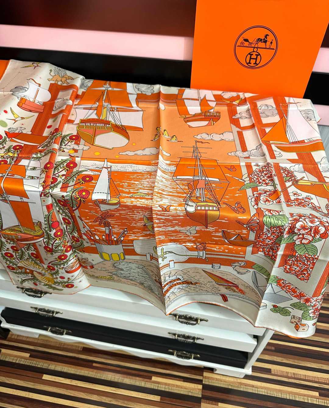 新款。HERMES 2026官网同步 【诗意遨游】[太阳]精致卷边[嘴唇]品质感很显好[得意]好搭到上瘾的丝巾[色]带着