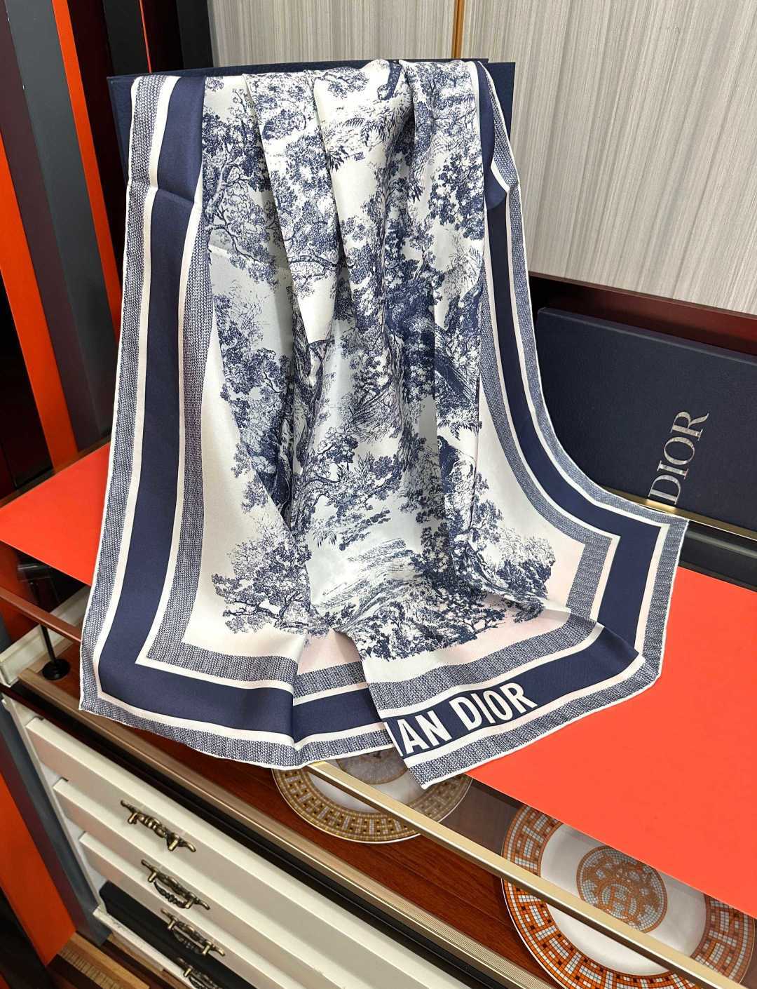Dior 印花方巾 2026【18姆米双面同色】[庆祝]Sauvage 茹伊印花这款方巾以经典的 Sauvage 茹伊印