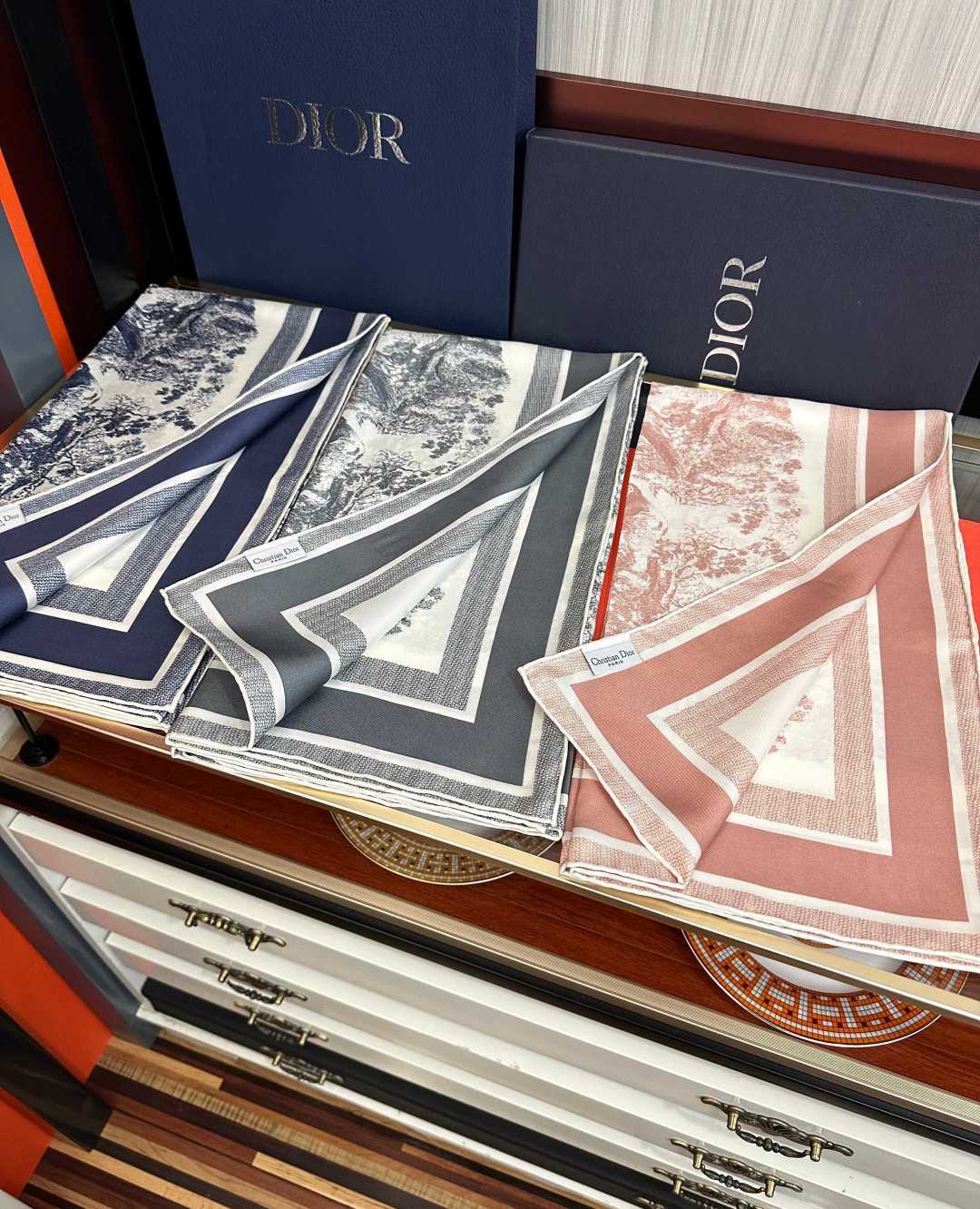 Dior 印花方巾 2026【18姆米双面同色】[庆祝]Sauvage 茹伊印花这款方巾以经典的 Sauvage 茹伊印