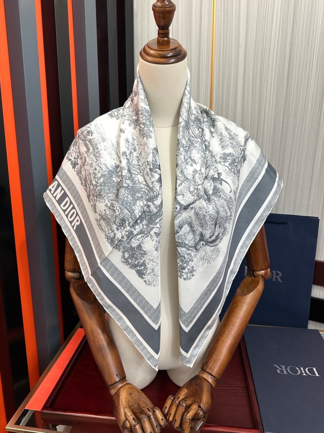 Dior 印花方巾 2026【18姆米双面同色】[庆祝]Sauvage 茹伊印花这款方巾以经典的 Sauvage 茹伊印