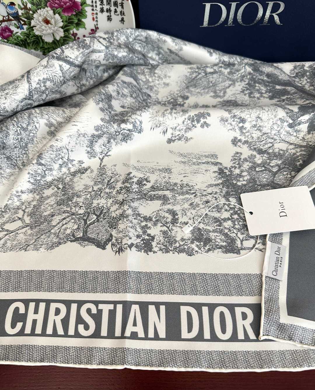 Dior 印花方巾 2026【18姆米双面同色】[庆祝]Sauvage 茹伊印花这款方巾以经典的 Sauvage 茹伊印