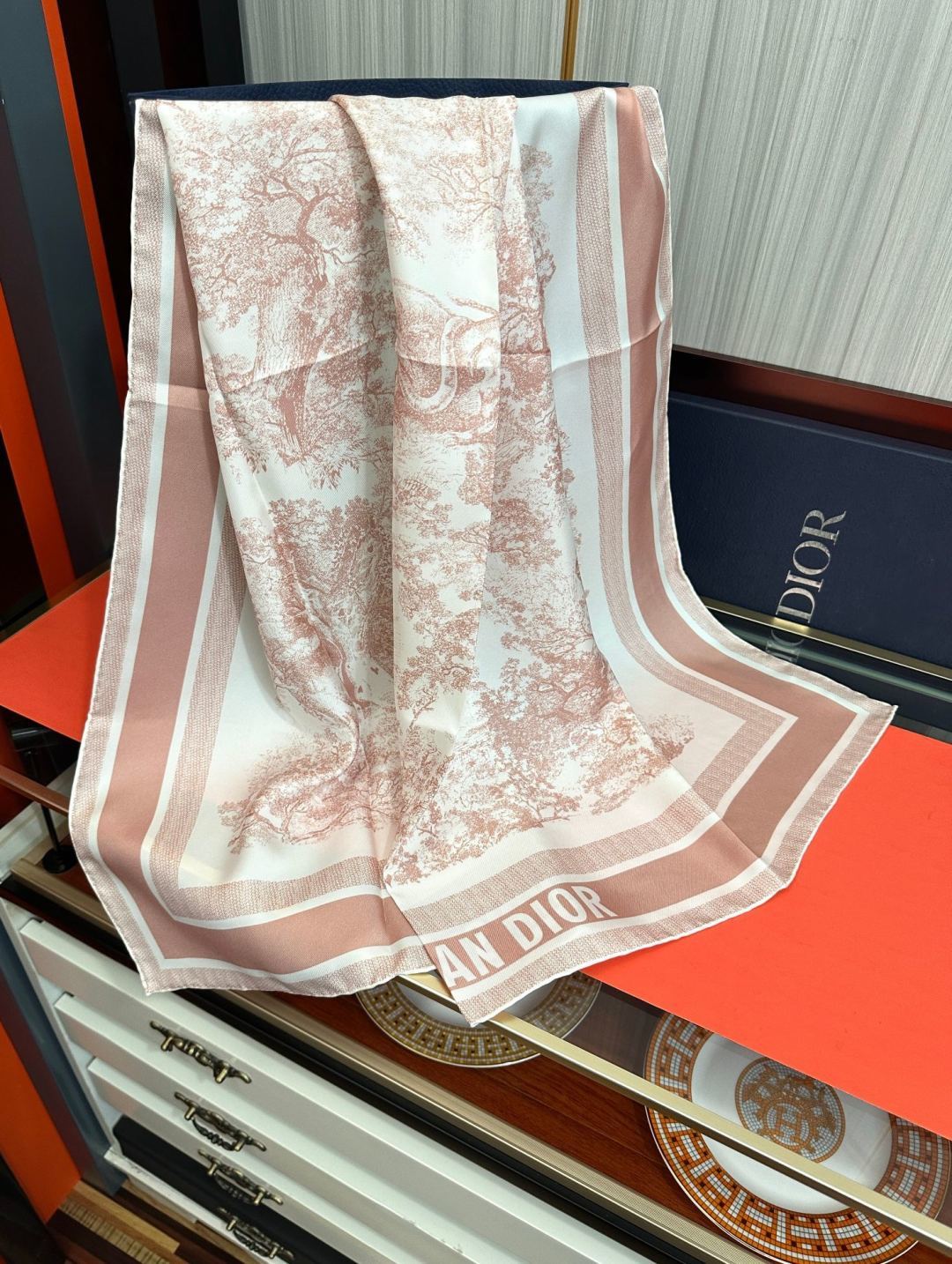 Dior 印花方巾 2026【18姆米双面同色】[庆祝]Sauvage 茹伊印花这款方巾以经典的 Sauvage 茹伊印