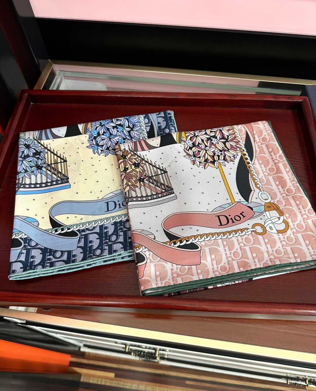 上新 高版本Dior2026最新款 这款方巾饰以 Christian 印花[嘴唇]点缀以充满诗情画意的 设计符号和 先生