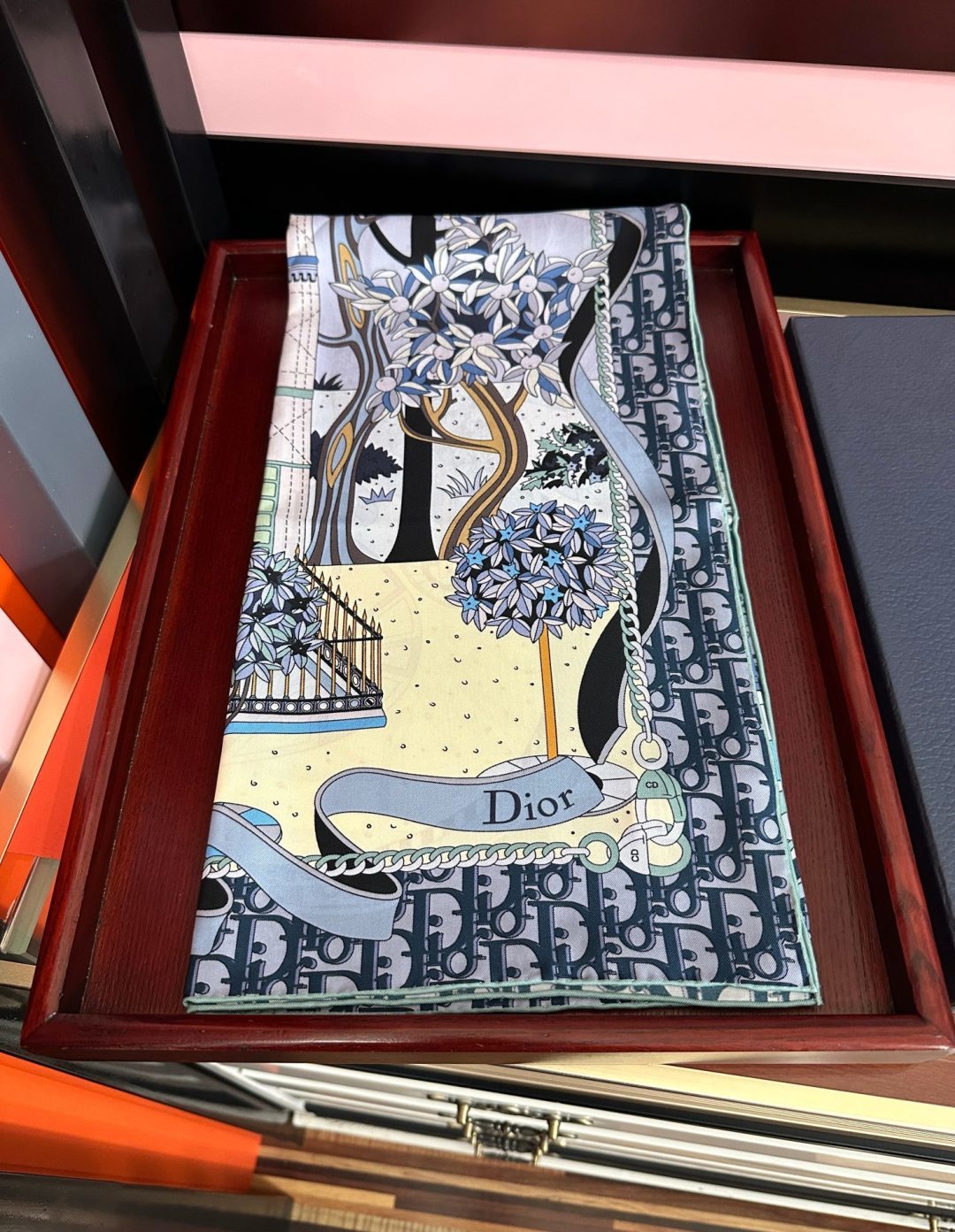 上新 高版本Dior2026最新款 这款方巾饰以 Christian 印花[嘴唇]点缀以充满诗情画意的 设计符号和 先生