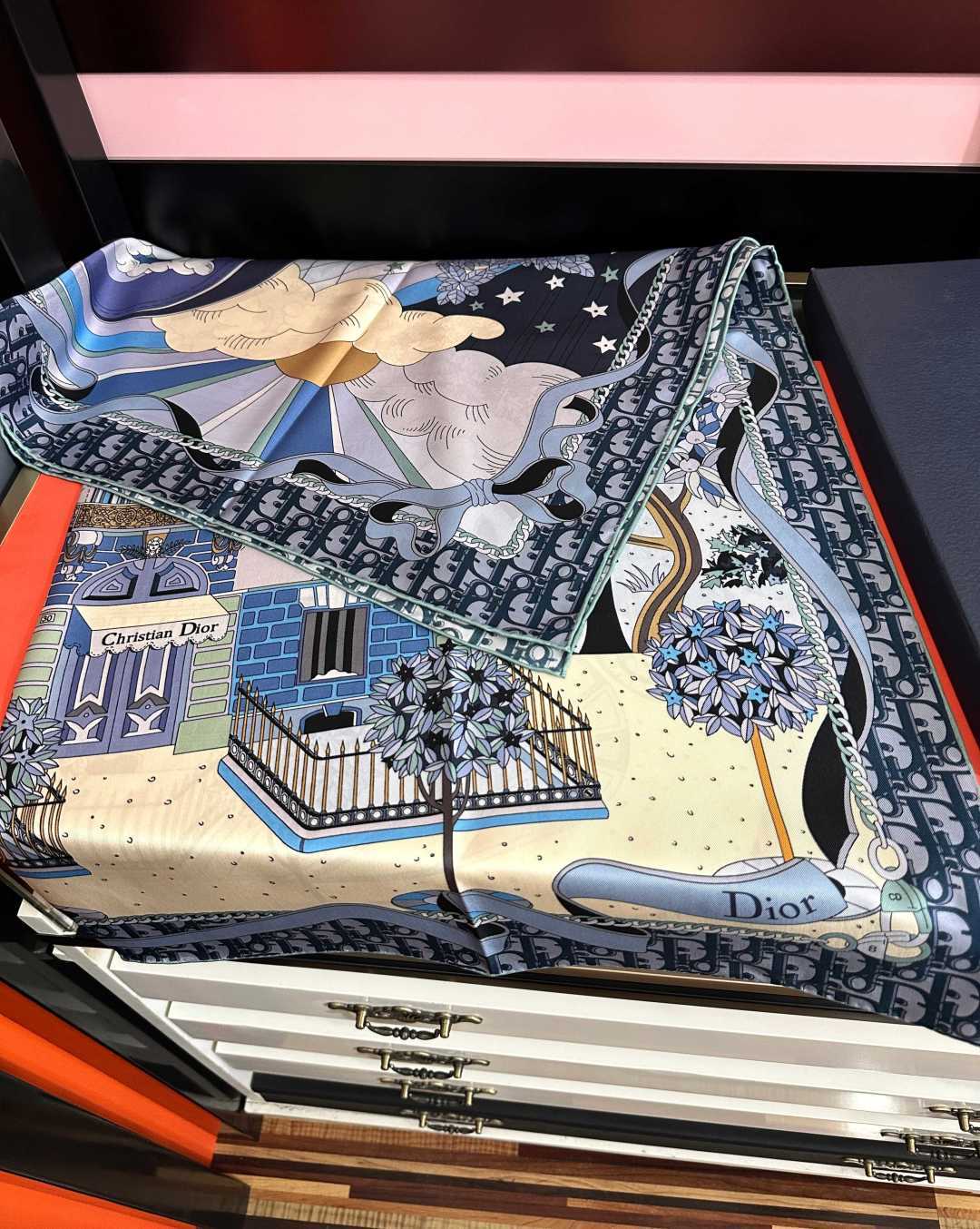 上新 高版本Dior2026最新款 这款方巾饰以 Christian 印花[嘴唇]点缀以充满诗情画意的 设计符号和 先生