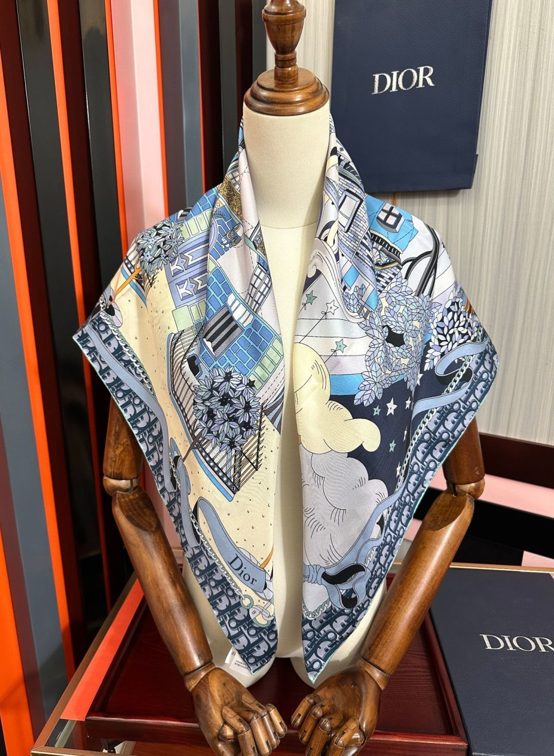 上新 高版本Dior2026最新款 这款方巾饰以 Christian 印花[嘴唇]点缀以充满诗情画意的 设计符号和 先生