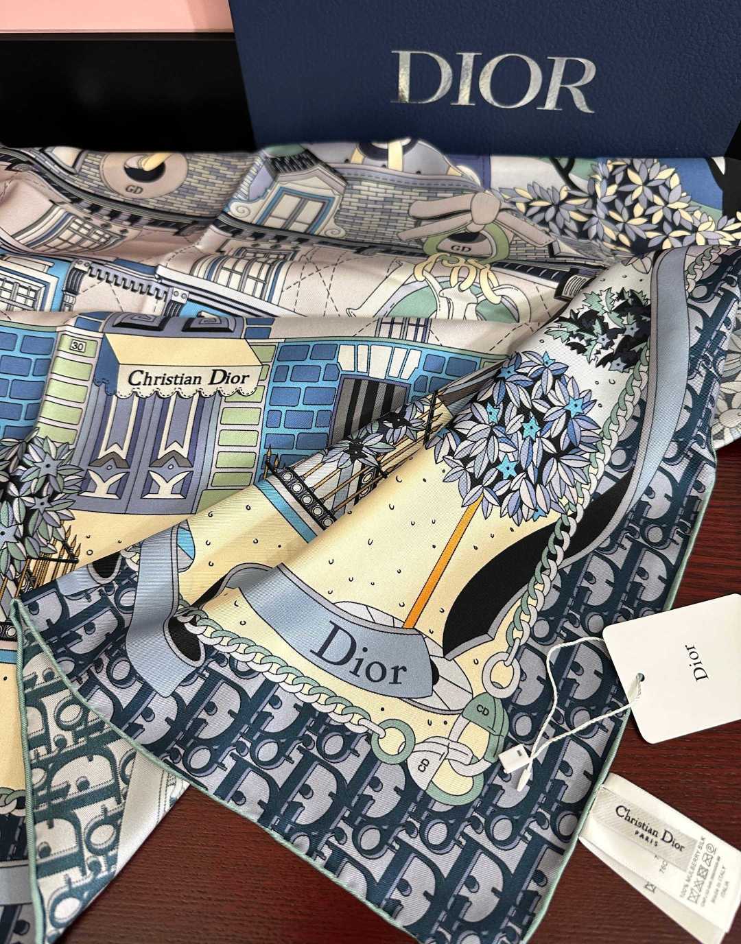 上新 高版本Dior2026最新款 这款方巾饰以 Christian 印花[嘴唇]点缀以充满诗情画意的 设计符号和 先生