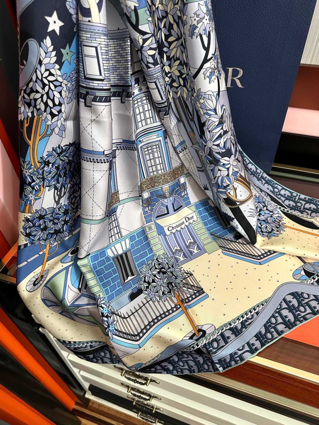 上新 高版本Dior2026最新款 这款方巾饰以 Christian 印花[嘴唇]点缀以充满诗情画意的 设计符号和 先生