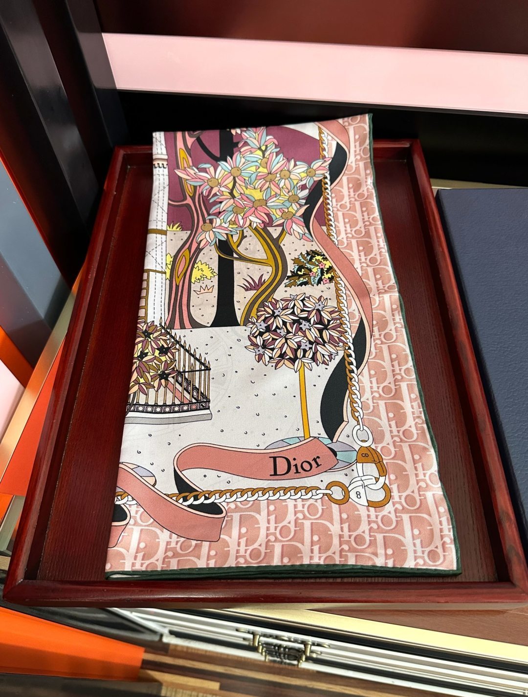 上新 高版本Dior2026最新款 这款方巾饰以 Christian 印花[嘴唇]点缀以充满诗情画意的 设计符号和 先生
