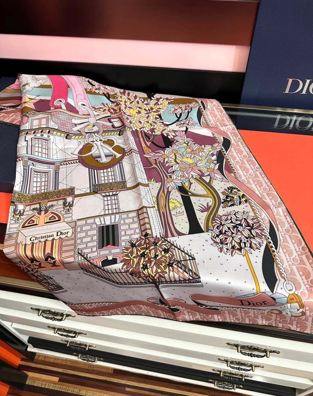 上新 高版本Dior2026最新款 这款方巾饰以 Christian 印花[嘴唇]点缀以充满诗情画意的 设计符号和 先生