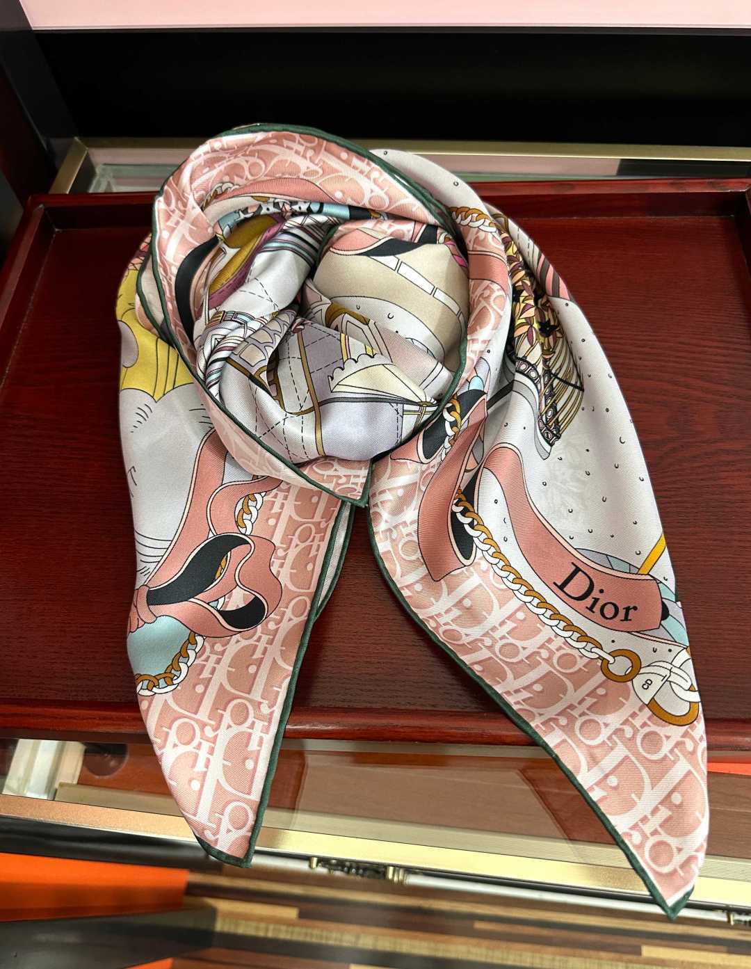 上新 高版本Dior2026最新款 这款方巾饰以 Christian 印花[嘴唇]点缀以充满诗情画意的 设计符号和 先生