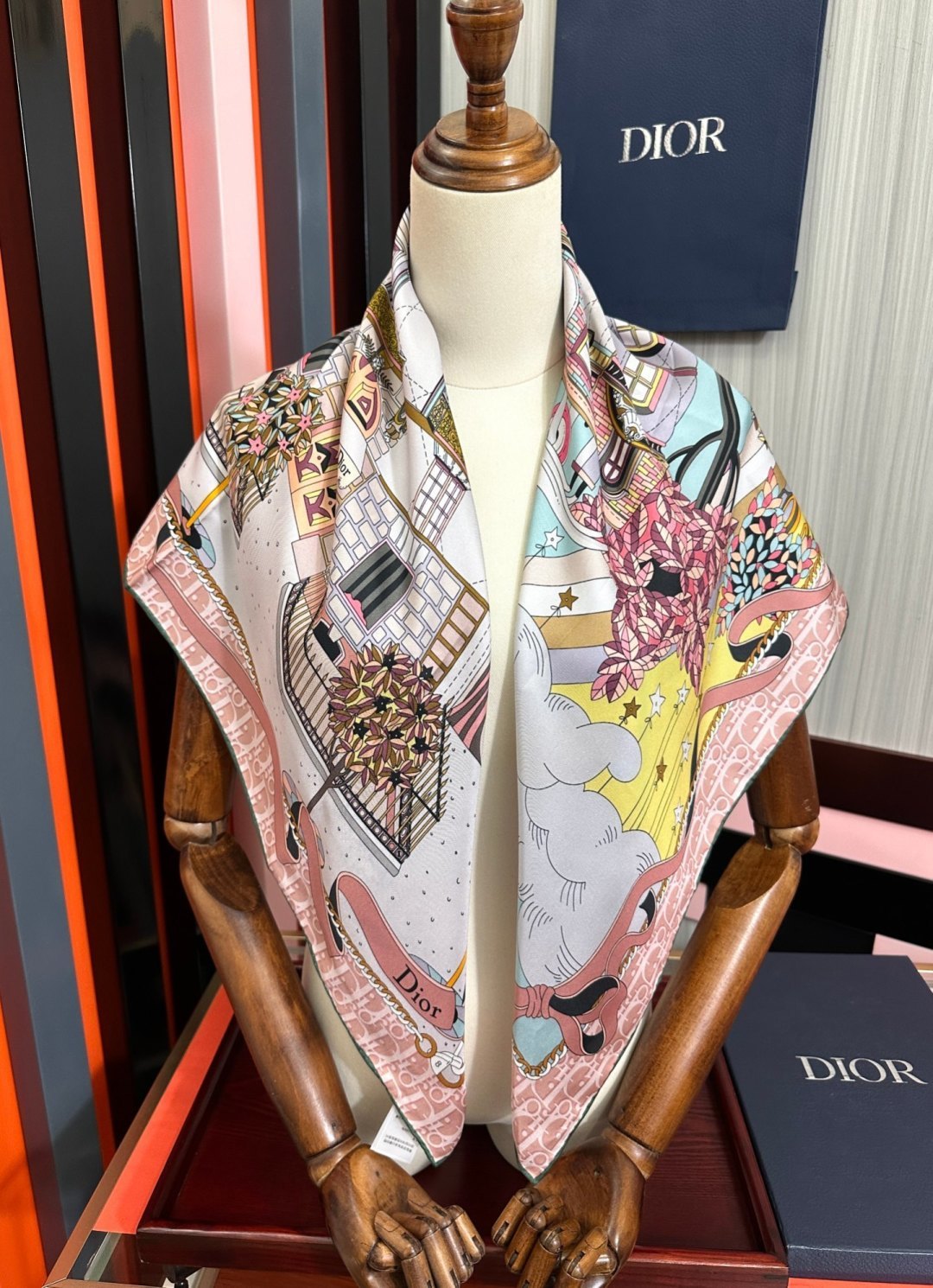 上新 高版本Dior2026最新款 这款方巾饰以 Christian 印花[嘴唇]点缀以充满诗情画意的 设计符号和 先生