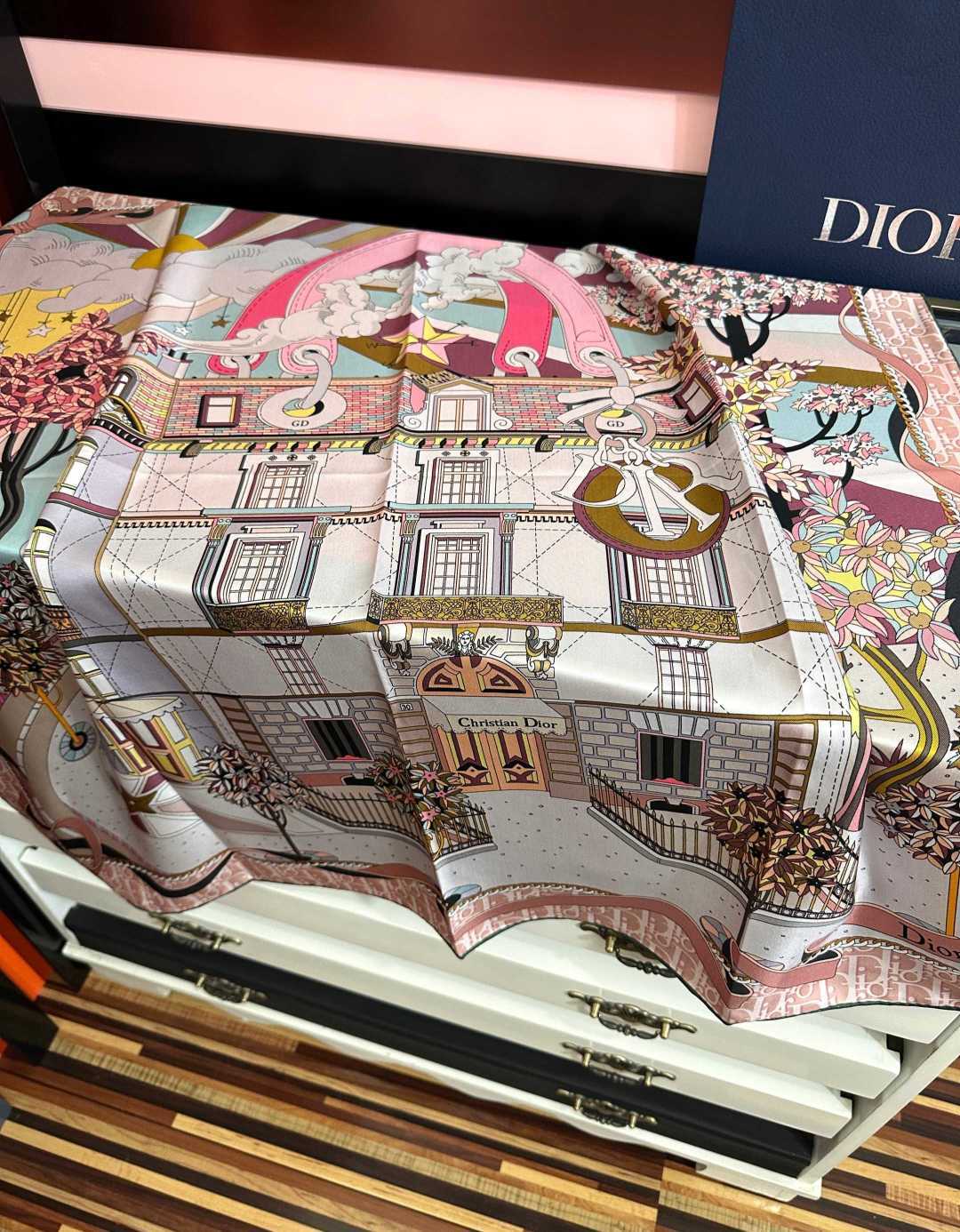 上新 高版本Dior2026最新款 这款方巾饰以 Christian 印花[嘴唇]点缀以充满诗情画意的 设计符号和 先生