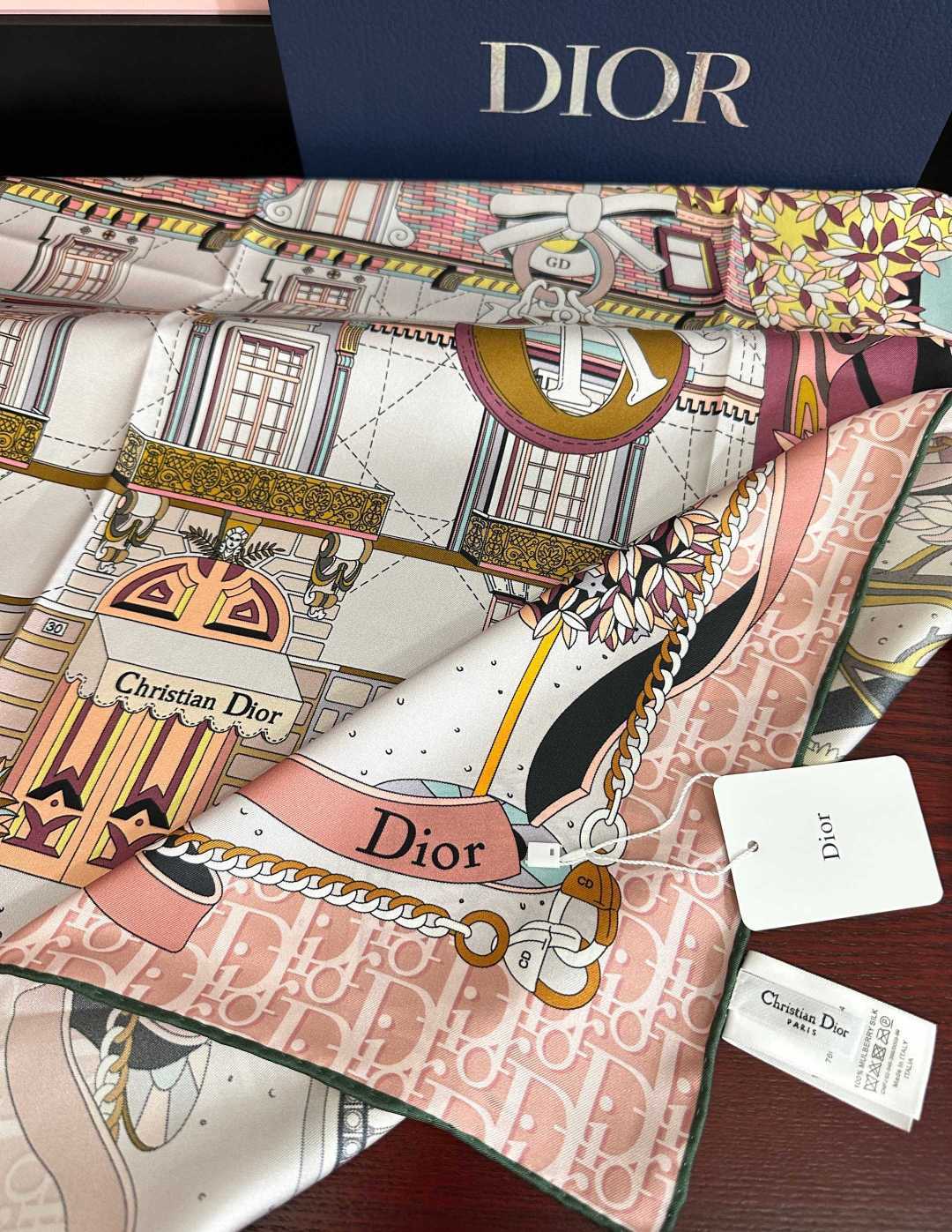 上新 高版本Dior2026最新款 这款方巾饰以 Christian 印花[嘴唇]点缀以充满诗情画意的 设计符号和 先生